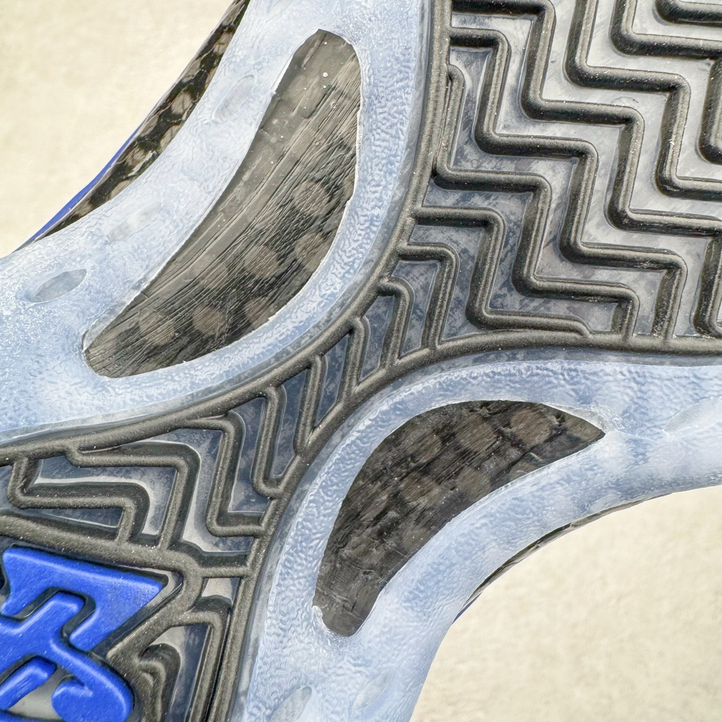 图片[17]-NK Air Foamposite Pro 宝蓝喷 HJ5195-400 莞产原底面 公司渠道同模具 鞋型发泡360度无死角 双层Zoom气垫植入 中底完美注胶 搭载原厂碳纤维材质 诞生于1997年的NK Air Foamposite系列可以说是整个球鞋历史上最为经典的系列之一 也就是我们常说的“喷”和“泡” 其中“喷”由Foamposite One代言人Penny的英文音译而来 而“泡”则来源于另一款鞋型 Foamposite Pro中\\\”pro\\\”的音译 在诞生初期 由于高昂的造价以及超前的外形 Foamposite系列的反对者不在少数 甚至有人认为这款鞋会毁掉整个球鞋行业 但事实证明这双灵感来自于甲虫 自带“黑科技”鞋面以及双层Zoom+大块碳板的太空球鞋不仅受到了大众的接受与追捧 并且成功的影响了篮球鞋的发展 尺码：38.5 39 40 40.5 41 42 42.5 43 44 44.5 45 46-选品中心