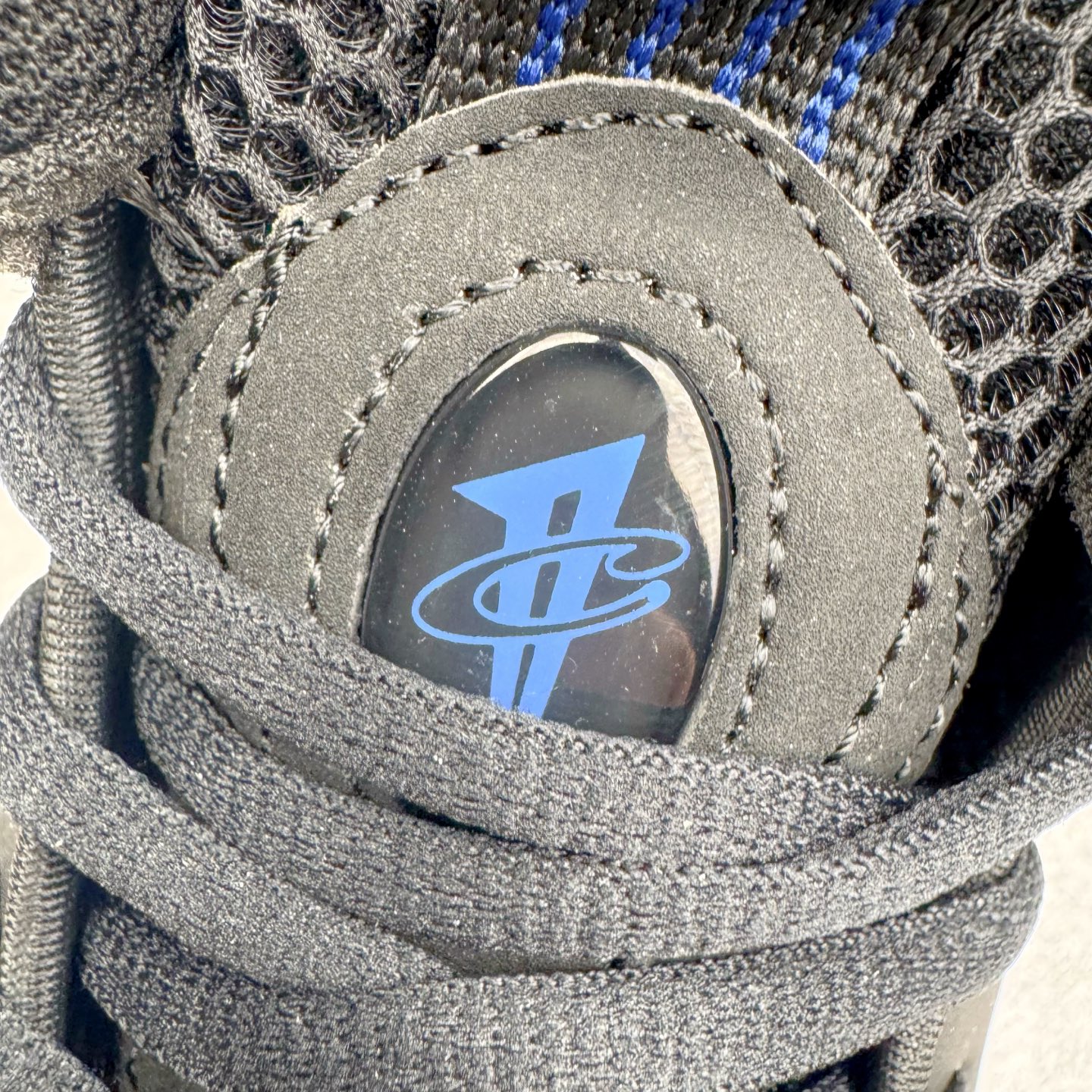 图片[12]-NK Air Foamposite Pro 宝蓝喷 HJ5195-400 莞产原底面 公司渠道同模具 鞋型发泡360度无死角 双层Zoom气垫植入 中底完美注胶 搭载原厂碳纤维材质 诞生于1997年的NK Air Foamposite系列可以说是整个球鞋历史上最为经典的系列之一 也就是我们常说的“喷”和“泡” 其中“喷”由Foamposite One代言人Penny的英文音译而来 而“泡”则来源于另一款鞋型 Foamposite Pro中\\\”pro\\\”的音译 在诞生初期 由于高昂的造价以及超前的外形 Foamposite系列的反对者不在少数 甚至有人认为这款鞋会毁掉整个球鞋行业 但事实证明这双灵感来自于甲虫 自带“黑科技”鞋面以及双层Zoom+大块碳板的太空球鞋不仅受到了大众的接受与追捧 并且成功的影响了篮球鞋的发展 尺码：38.5 39 40 40.5 41 42 42.5 43 44 44.5 45 46-选品中心