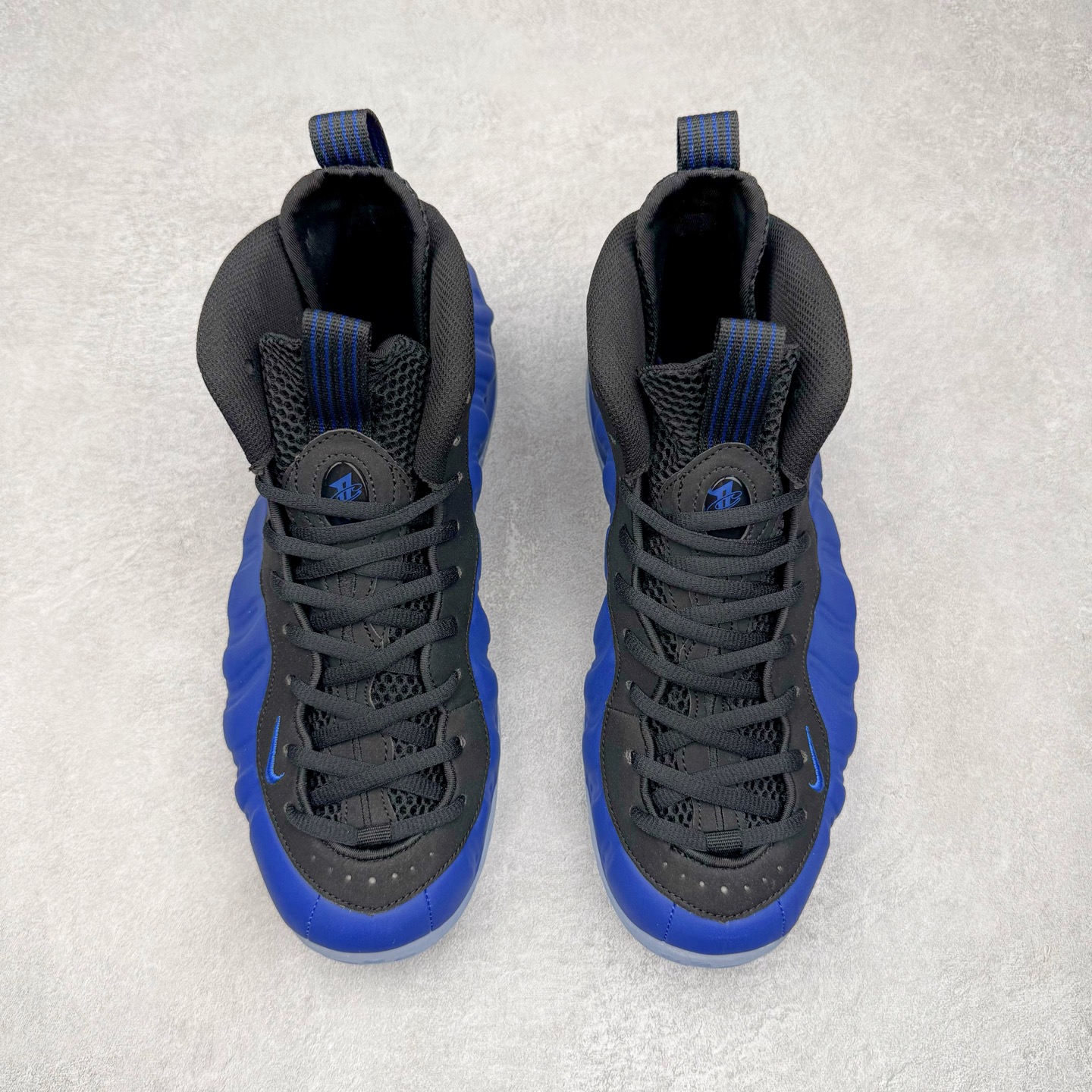 图片[2]-NK Air Foamposite Pro 宝蓝喷 HJ5195-400 莞产原底面 公司渠道同模具 鞋型发泡360度无死角 双层Zoom气垫植入 中底完美注胶 搭载原厂碳纤维材质 诞生于1997年的NK Air Foamposite系列可以说是整个球鞋历史上最为经典的系列之一 也就是我们常说的“喷”和“泡” 其中“喷”由Foamposite One代言人Penny的英文音译而来 而“泡”则来源于另一款鞋型 Foamposite Pro中\\\”pro\\\”的音译 在诞生初期 由于高昂的造价以及超前的外形 Foamposite系列的反对者不在少数 甚至有人认为这款鞋会毁掉整个球鞋行业 但事实证明这双灵感来自于甲虫 自带“黑科技”鞋面以及双层Zoom+大块碳板的太空球鞋不仅受到了大众的接受与追捧 并且成功的影响了篮球鞋的发展 尺码：38.5 39 40 40.5 41 42 42.5 43 44 44.5 45 46-选品中心