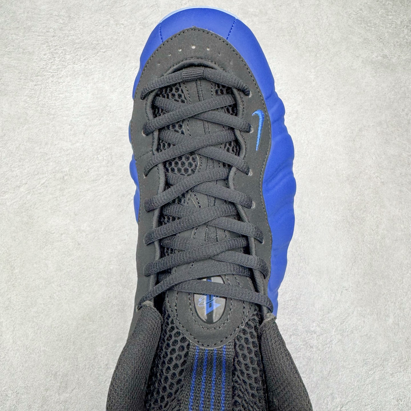 图片[4]-NK Air Foamposite Pro 宝蓝喷 HJ5195-400 莞产原底面 公司渠道同模具 鞋型发泡360度无死角 双层Zoom气垫植入 中底完美注胶 搭载原厂碳纤维材质 诞生于1997年的NK Air Foamposite系列可以说是整个球鞋历史上最为经典的系列之一 也就是我们常说的“喷”和“泡” 其中“喷”由Foamposite One代言人Penny的英文音译而来 而“泡”则来源于另一款鞋型 Foamposite Pro中\\\”pro\\\”的音译 在诞生初期 由于高昂的造价以及超前的外形 Foamposite系列的反对者不在少数 甚至有人认为这款鞋会毁掉整个球鞋行业 但事实证明这双灵感来自于甲虫 自带“黑科技”鞋面以及双层Zoom+大块碳板的太空球鞋不仅受到了大众的接受与追捧 并且成功的影响了篮球鞋的发展 尺码：38.5 39 40 40.5 41 42 42.5 43 44 44.5 45 46-选品中心