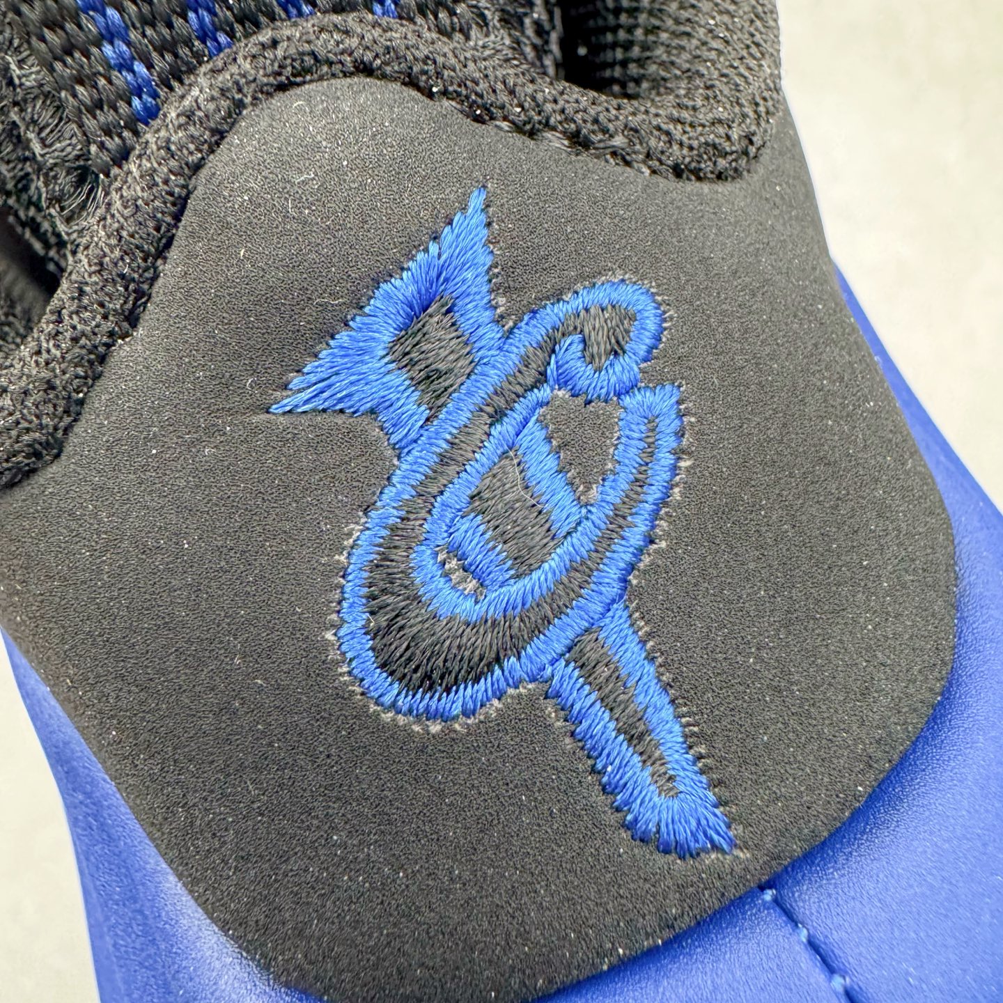 图片[11]-NK Air Foamposite Pro 宝蓝喷 HJ5195-400 莞产原底面 公司渠道同模具 鞋型发泡360度无死角 双层Zoom气垫植入 中底完美注胶 搭载原厂碳纤维材质 诞生于1997年的NK Air Foamposite系列可以说是整个球鞋历史上最为经典的系列之一 也就是我们常说的“喷”和“泡” 其中“喷”由Foamposite One代言人Penny的英文音译而来 而“泡”则来源于另一款鞋型 Foamposite Pro中\\\”pro\\\”的音译 在诞生初期 由于高昂的造价以及超前的外形 Foamposite系列的反对者不在少数 甚至有人认为这款鞋会毁掉整个球鞋行业 但事实证明这双灵感来自于甲虫 自带“黑科技”鞋面以及双层Zoom+大块碳板的太空球鞋不仅受到了大众的接受与追捧 并且成功的影响了篮球鞋的发展 尺码：38.5 39 40 40.5 41 42 42.5 43 44 44.5 45 46-选品中心