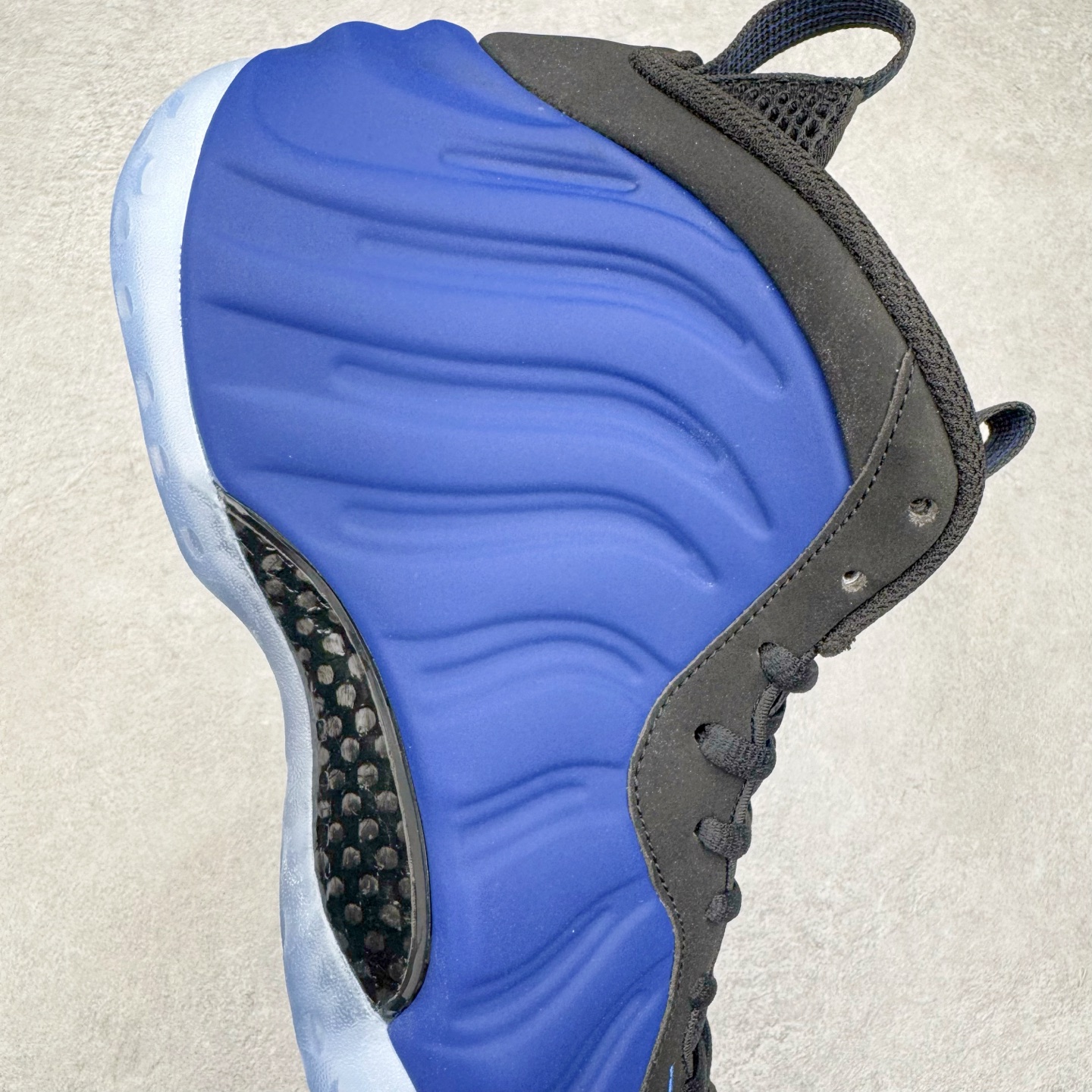 图片[6]-NK Air Foamposite Pro 宝蓝喷 HJ5195-400 莞产原底面 公司渠道同模具 鞋型发泡360度无死角 双层Zoom气垫植入 中底完美注胶 搭载原厂碳纤维材质 诞生于1997年的NK Air Foamposite系列可以说是整个球鞋历史上最为经典的系列之一 也就是我们常说的“喷”和“泡” 其中“喷”由Foamposite One代言人Penny的英文音译而来 而“泡”则来源于另一款鞋型 Foamposite Pro中\\\”pro\\\”的音译 在诞生初期 由于高昂的造价以及超前的外形 Foamposite系列的反对者不在少数 甚至有人认为这款鞋会毁掉整个球鞋行业 但事实证明这双灵感来自于甲虫 自带“黑科技”鞋面以及双层Zoom+大块碳板的太空球鞋不仅受到了大众的接受与追捧 并且成功的影响了篮球鞋的发展 尺码：38.5 39 40 40.5 41 42 42.5 43 44 44.5 45 46-选品中心