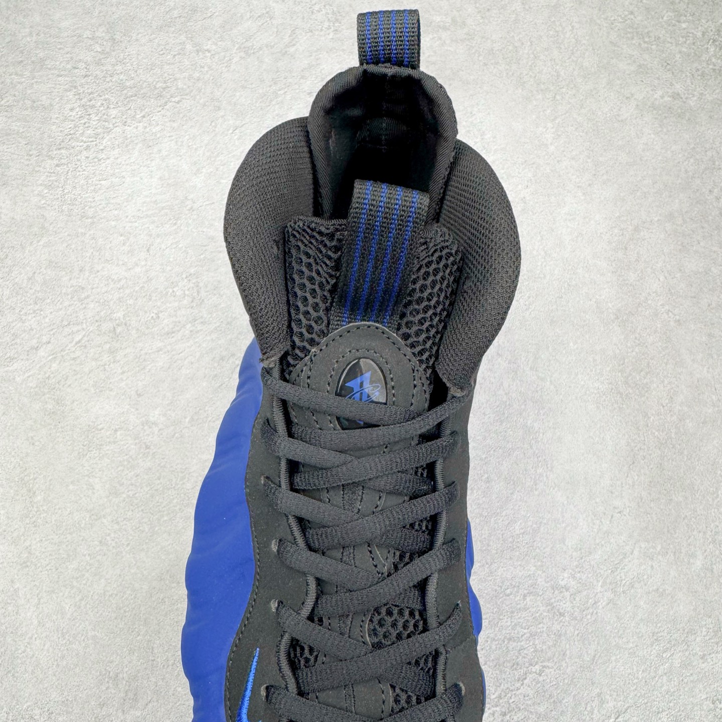 图片[5]-NK Air Foamposite Pro 宝蓝喷 HJ5195-400 莞产原底面 公司渠道同模具 鞋型发泡360度无死角 双层Zoom气垫植入 中底完美注胶 搭载原厂碳纤维材质 诞生于1997年的NK Air Foamposite系列可以说是整个球鞋历史上最为经典的系列之一 也就是我们常说的“喷”和“泡” 其中“喷”由Foamposite One代言人Penny的英文音译而来 而“泡”则来源于另一款鞋型 Foamposite Pro中\\\”pro\\\”的音译 在诞生初期 由于高昂的造价以及超前的外形 Foamposite系列的反对者不在少数 甚至有人认为这款鞋会毁掉整个球鞋行业 但事实证明这双灵感来自于甲虫 自带“黑科技”鞋面以及双层Zoom+大块碳板的太空球鞋不仅受到了大众的接受与追捧 并且成功的影响了篮球鞋的发展 尺码：38.5 39 40 40.5 41 42 42.5 43 44 44.5 45 46-选品中心