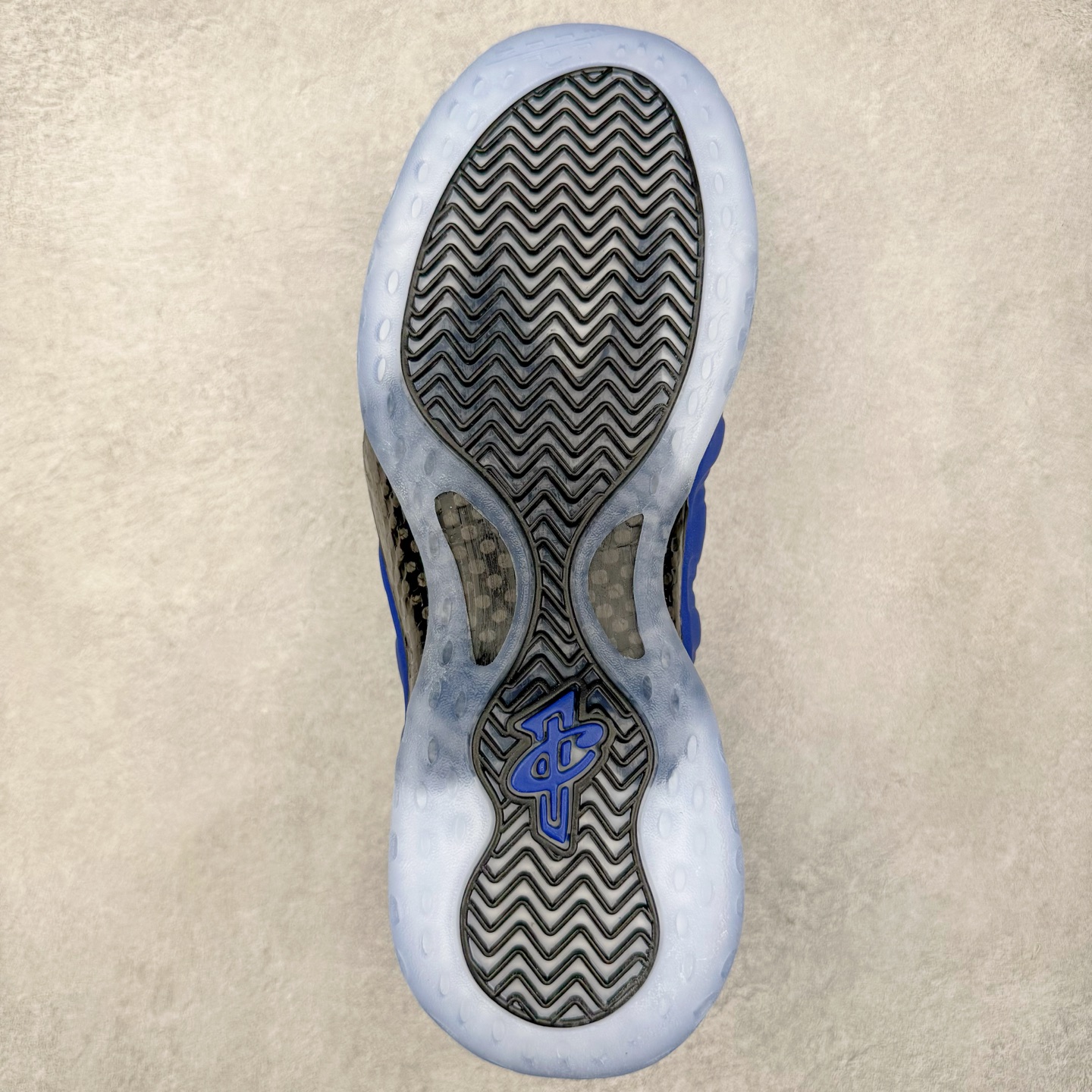 图片[9]-NK Air Foamposite Pro 宝蓝喷 HJ5195-400 莞产原底面 公司渠道同模具 鞋型发泡360度无死角 双层Zoom气垫植入 中底完美注胶 搭载原厂碳纤维材质 诞生于1997年的NK Air Foamposite系列可以说是整个球鞋历史上最为经典的系列之一 也就是我们常说的“喷”和“泡” 其中“喷”由Foamposite One代言人Penny的英文音译而来 而“泡”则来源于另一款鞋型 Foamposite Pro中\\\”pro\\\”的音译 在诞生初期 由于高昂的造价以及超前的外形 Foamposite系列的反对者不在少数 甚至有人认为这款鞋会毁掉整个球鞋行业 但事实证明这双灵感来自于甲虫 自带“黑科技”鞋面以及双层Zoom+大块碳板的太空球鞋不仅受到了大众的接受与追捧 并且成功的影响了篮球鞋的发展 尺码：38.5 39 40 40.5 41 42 42.5 43 44 44.5 45 46-选品中心