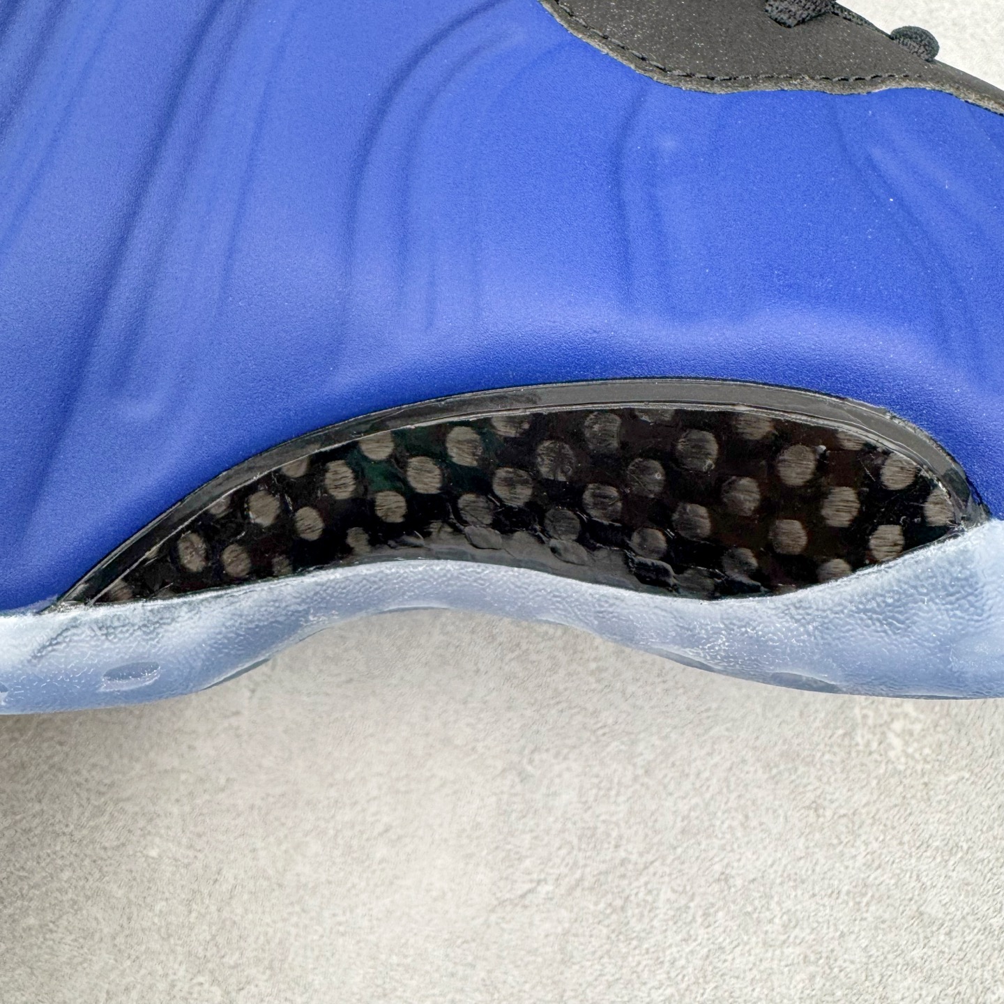 图片[16]-NK Air Foamposite Pro 宝蓝喷 HJ5195-400 莞产原底面 公司渠道同模具 鞋型发泡360度无死角 双层Zoom气垫植入 中底完美注胶 搭载原厂碳纤维材质 诞生于1997年的NK Air Foamposite系列可以说是整个球鞋历史上最为经典的系列之一 也就是我们常说的“喷”和“泡” 其中“喷”由Foamposite One代言人Penny的英文音译而来 而“泡”则来源于另一款鞋型 Foamposite Pro中\\\”pro\\\”的音译 在诞生初期 由于高昂的造价以及超前的外形 Foamposite系列的反对者不在少数 甚至有人认为这款鞋会毁掉整个球鞋行业 但事实证明这双灵感来自于甲虫 自带“黑科技”鞋面以及双层Zoom+大块碳板的太空球鞋不仅受到了大众的接受与追捧 并且成功的影响了篮球鞋的发展 尺码：38.5 39 40 40.5 41 42 42.5 43 44 44.5 45 46-选品中心