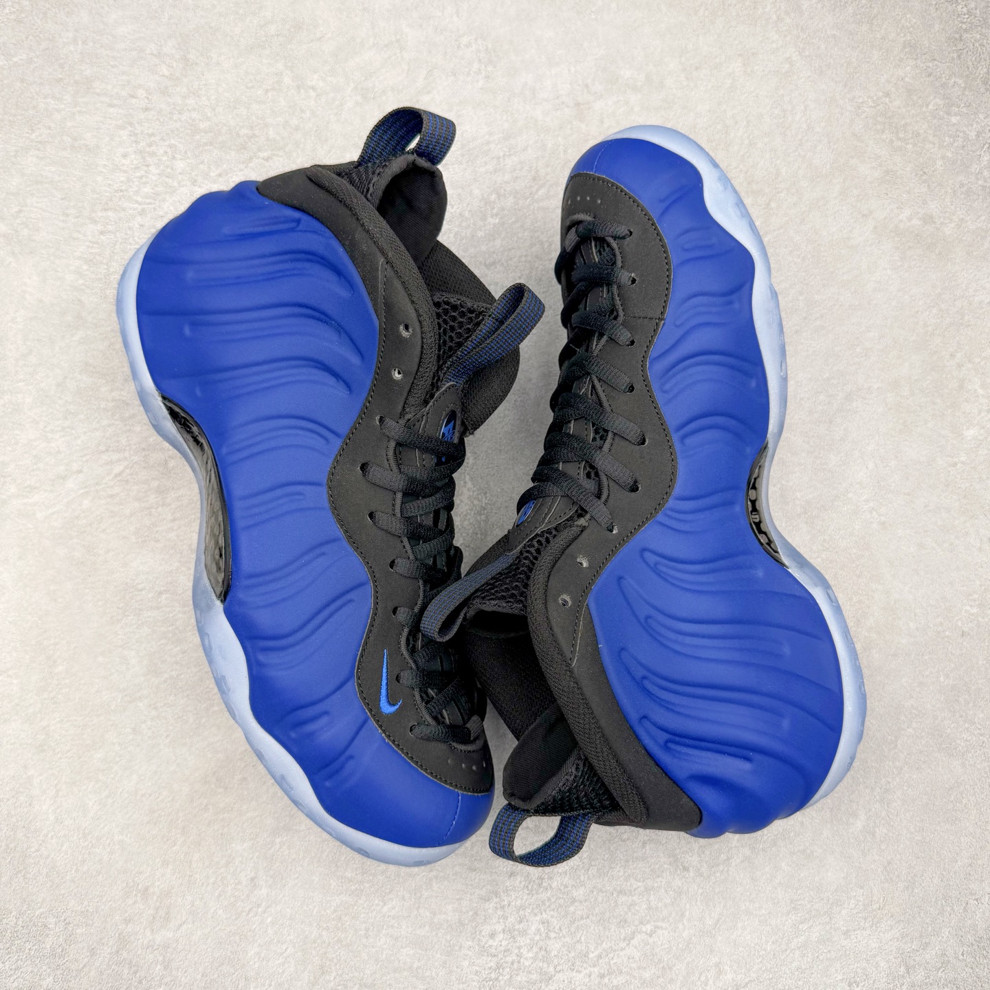 图片[3]-NK Air Foamposite Pro 宝蓝喷 HJ5195-400 莞产原底面 公司渠道同模具 鞋型发泡360度无死角 双层Zoom气垫植入 中底完美注胶 搭载原厂碳纤维材质 诞生于1997年的NK Air Foamposite系列可以说是整个球鞋历史上最为经典的系列之一 也就是我们常说的“喷”和“泡” 其中“喷”由Foamposite One代言人Penny的英文音译而来 而“泡”则来源于另一款鞋型 Foamposite Pro中\\\”pro\\\”的音译 在诞生初期 由于高昂的造价以及超前的外形 Foamposite系列的反对者不在少数 甚至有人认为这款鞋会毁掉整个球鞋行业 但事实证明这双灵感来自于甲虫 自带“黑科技”鞋面以及双层Zoom+大块碳板的太空球鞋不仅受到了大众的接受与追捧 并且成功的影响了篮球鞋的发展 尺码：38.5 39 40 40.5 41 42 42.5 43 44 44.5 45 46-选品中心