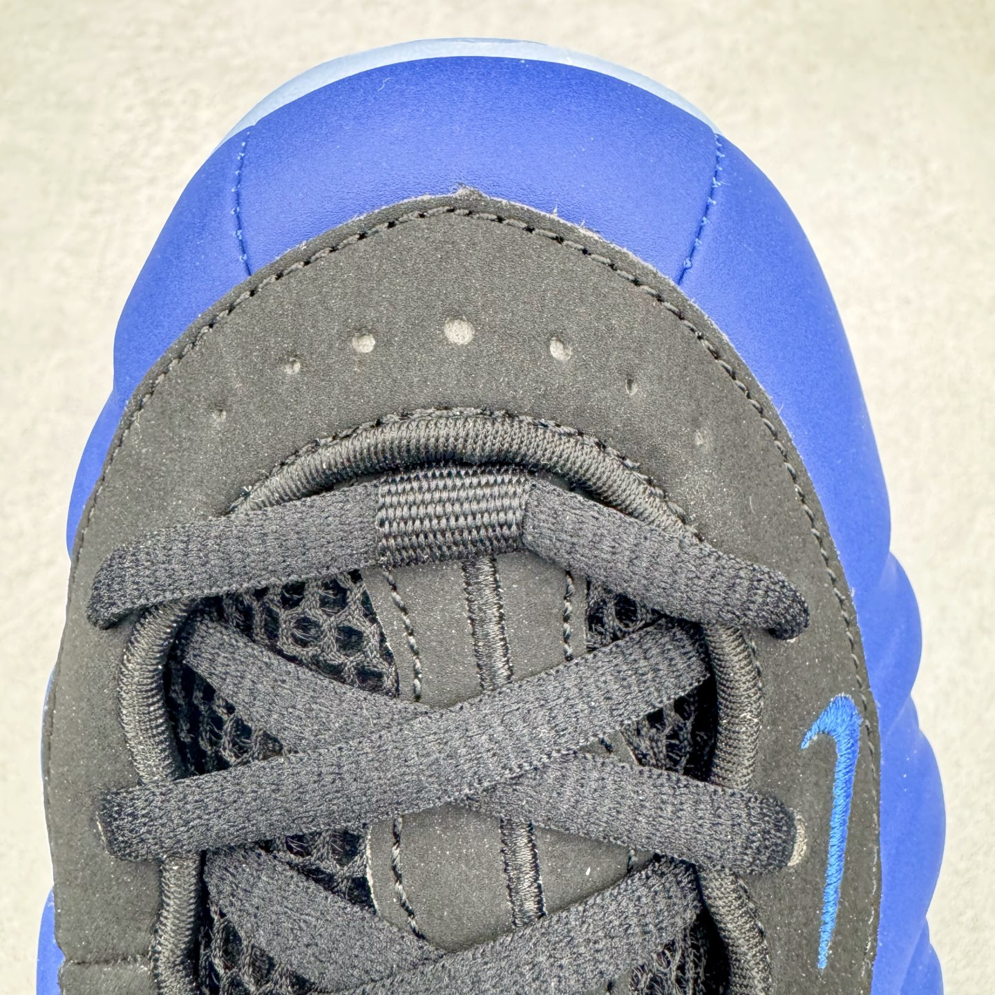 图片[13]-NK Air Foamposite Pro 宝蓝喷 HJ5195-400 莞产原底面 公司渠道同模具 鞋型发泡360度无死角 双层Zoom气垫植入 中底完美注胶 搭载原厂碳纤维材质 诞生于1997年的NK Air Foamposite系列可以说是整个球鞋历史上最为经典的系列之一 也就是我们常说的“喷”和“泡” 其中“喷”由Foamposite One代言人Penny的英文音译而来 而“泡”则来源于另一款鞋型 Foamposite Pro中\\\”pro\\\”的音译 在诞生初期 由于高昂的造价以及超前的外形 Foamposite系列的反对者不在少数 甚至有人认为这款鞋会毁掉整个球鞋行业 但事实证明这双灵感来自于甲虫 自带“黑科技”鞋面以及双层Zoom+大块碳板的太空球鞋不仅受到了大众的接受与追捧 并且成功的影响了篮球鞋的发展 尺码：38.5 39 40 40.5 41 42 42.5 43 44 44.5 45 46-选品中心