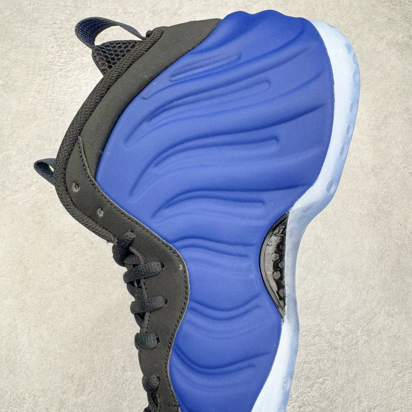 图片[7]-NK Air Foamposite Pro 宝蓝喷 HJ5195-400 莞产原底面 公司渠道同模具 鞋型发泡360度无死角 双层Zoom气垫植入 中底完美注胶 搭载原厂碳纤维材质 诞生于1997年的NK Air Foamposite系列可以说是整个球鞋历史上最为经典的系列之一 也就是我们常说的“喷”和“泡” 其中“喷”由Foamposite One代言人Penny的英文音译而来 而“泡”则来源于另一款鞋型 Foamposite Pro中\\\”pro\\\”的音译 在诞生初期 由于高昂的造价以及超前的外形 Foamposite系列的反对者不在少数 甚至有人认为这款鞋会毁掉整个球鞋行业 但事实证明这双灵感来自于甲虫 自带“黑科技”鞋面以及双层Zoom+大块碳板的太空球鞋不仅受到了大众的接受与追捧 并且成功的影响了篮球鞋的发展 尺码：38.5 39 40 40.5 41 42 42.5 43 44 44.5 45 46-选品中心