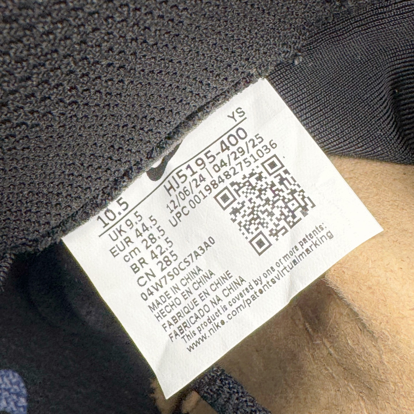 图片[10]-NK Air Foamposite Pro 宝蓝喷 HJ5195-400 莞产原底面 公司渠道同模具 鞋型发泡360度无死角 双层Zoom气垫植入 中底完美注胶 搭载原厂碳纤维材质 诞生于1997年的NK Air Foamposite系列可以说是整个球鞋历史上最为经典的系列之一 也就是我们常说的“喷”和“泡” 其中“喷”由Foamposite One代言人Penny的英文音译而来 而“泡”则来源于另一款鞋型 Foamposite Pro中\\\”pro\\\”的音译 在诞生初期 由于高昂的造价以及超前的外形 Foamposite系列的反对者不在少数 甚至有人认为这款鞋会毁掉整个球鞋行业 但事实证明这双灵感来自于甲虫 自带“黑科技”鞋面以及双层Zoom+大块碳板的太空球鞋不仅受到了大众的接受与追捧 并且成功的影响了篮球鞋的发展 尺码：38.5 39 40 40.5 41 42 42.5 43 44 44.5 45 46-选品中心