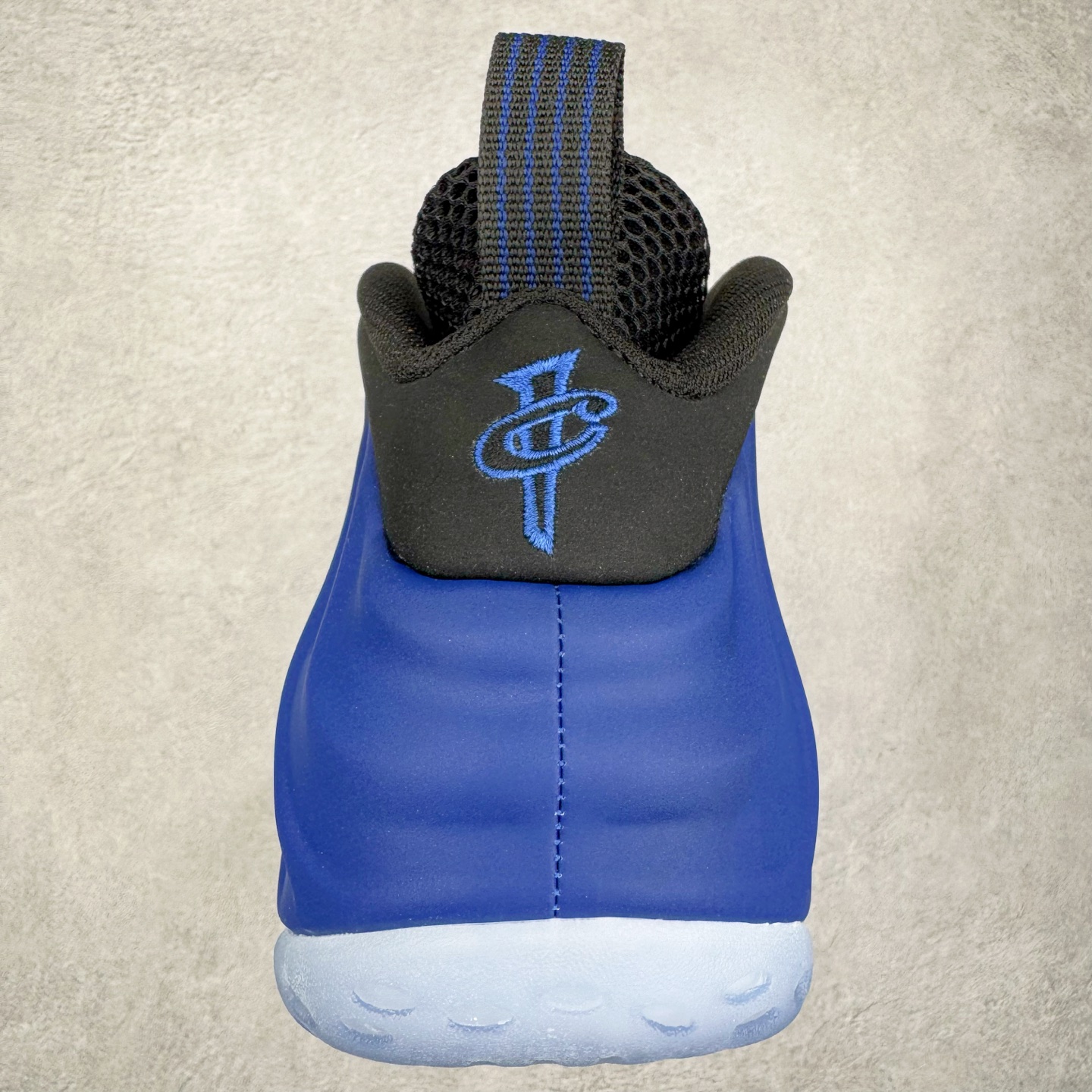 图片[8]-NK Air Foamposite Pro 宝蓝喷 HJ5195-400 莞产原底面 公司渠道同模具 鞋型发泡360度无死角 双层Zoom气垫植入 中底完美注胶 搭载原厂碳纤维材质 诞生于1997年的NK Air Foamposite系列可以说是整个球鞋历史上最为经典的系列之一 也就是我们常说的“喷”和“泡” 其中“喷”由Foamposite One代言人Penny的英文音译而来 而“泡”则来源于另一款鞋型 Foamposite Pro中\\\”pro\\\”的音译 在诞生初期 由于高昂的造价以及超前的外形 Foamposite系列的反对者不在少数 甚至有人认为这款鞋会毁掉整个球鞋行业 但事实证明这双灵感来自于甲虫 自带“黑科技”鞋面以及双层Zoom+大块碳板的太空球鞋不仅受到了大众的接受与追捧 并且成功的影响了篮球鞋的发展 尺码：38.5 39 40 40.5 41 42 42.5 43 44 44.5 45 46-选品中心