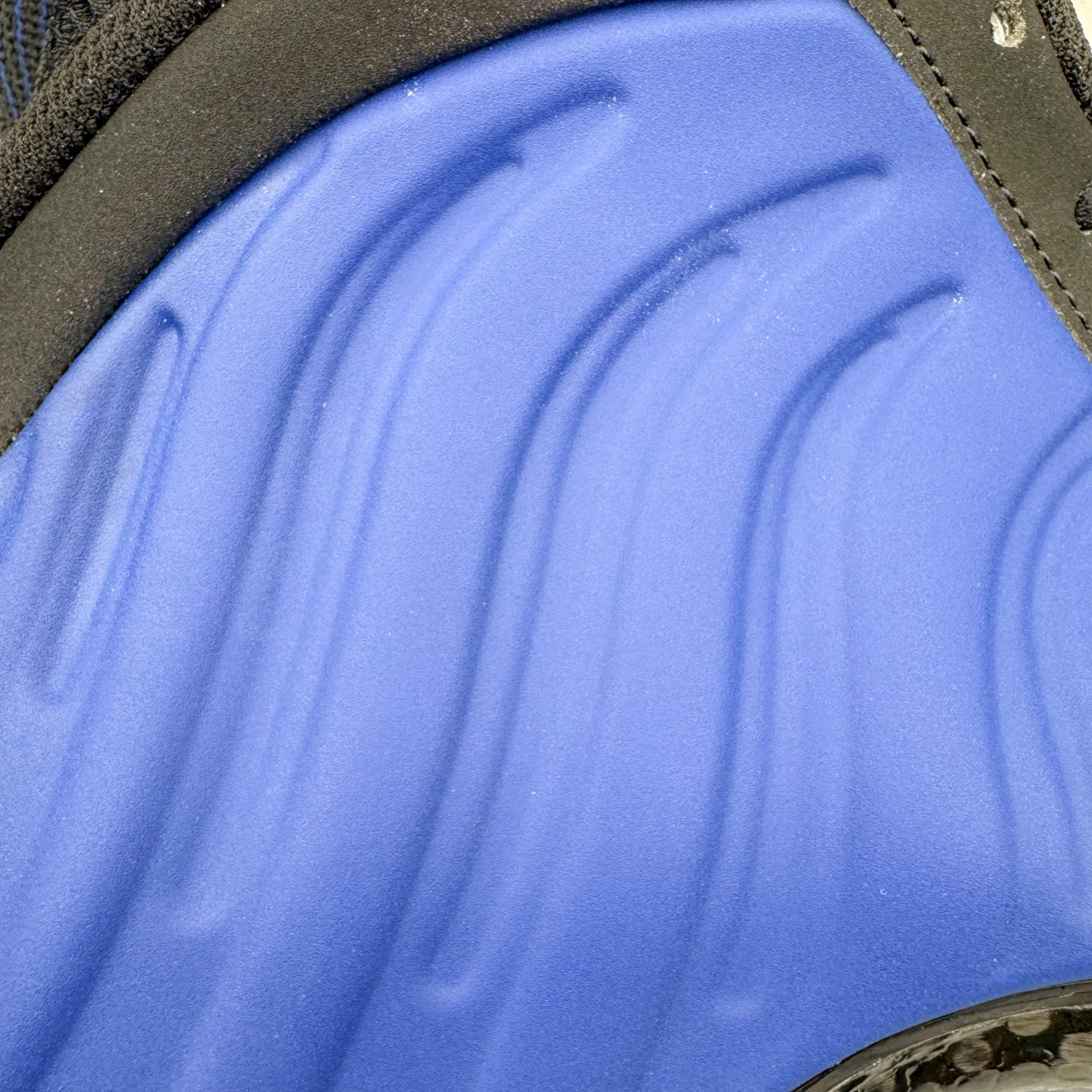 图片[15]-NK Air Foamposite Pro 宝蓝喷 HJ5195-400 莞产原底面 公司渠道同模具 鞋型发泡360度无死角 双层Zoom气垫植入 中底完美注胶 搭载原厂碳纤维材质 诞生于1997年的NK Air Foamposite系列可以说是整个球鞋历史上最为经典的系列之一 也就是我们常说的“喷”和“泡” 其中“喷”由Foamposite One代言人Penny的英文音译而来 而“泡”则来源于另一款鞋型 Foamposite Pro中\\\”pro\\\”的音译 在诞生初期 由于高昂的造价以及超前的外形 Foamposite系列的反对者不在少数 甚至有人认为这款鞋会毁掉整个球鞋行业 但事实证明这双灵感来自于甲虫 自带“黑科技”鞋面以及双层Zoom+大块碳板的太空球鞋不仅受到了大众的接受与追捧 并且成功的影响了篮球鞋的发展 尺码：38.5 39 40 40.5 41 42 42.5 43 44 44.5 45 46-选品中心