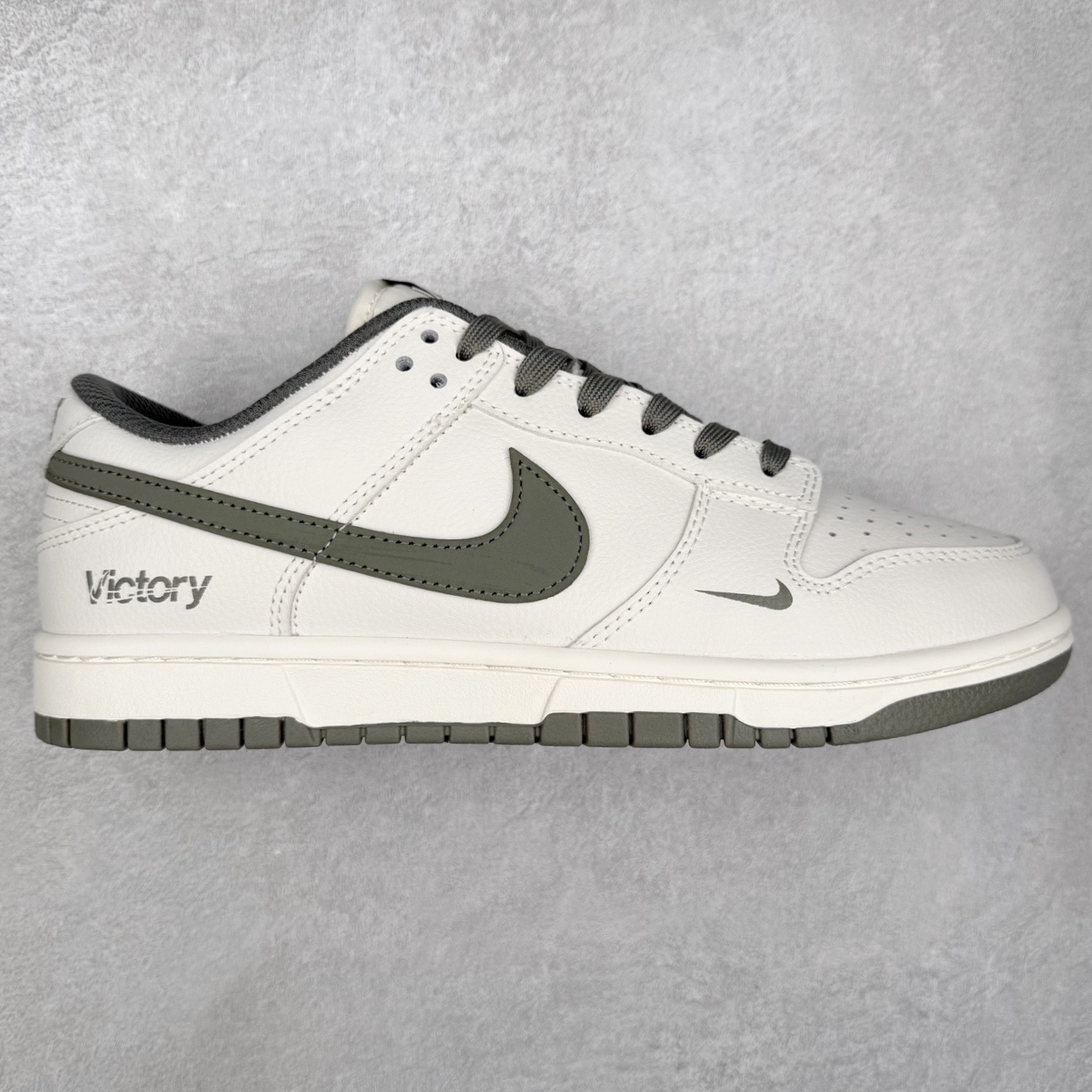 ＃YC纯原 NK Dunk Low 乌竹绿 WG0508-043 此款以东方墨竹为灵感，静墨生潮，青竹为锋，以现代设计语言重构经典。鞋身选取米白荔枝纹作为基调，简约中暗藏细腻层次。墨绿Swoosh仿佛竹枝破墨而出，为整体设计注入自然生机。以竹为韵，型格自显，这种克制却高级的色彩叙事，恰似竹之生长——不争喧哗，自有风骨。定制系列天花板 无原鞋不开发 全系列得物原鞋一比一校对开发 配色持续更新中 终端对接 优势输出 全套原厂楦头原纸板数据档案倾力打造 原汁原味莞产 极致还原 圈内最强针车工艺 高端零售指定版 广东原厂配套原盒原标 鞋盒分三个尺码段 原厂冲刀 超高清洁度 全鞋零毛边皮料切割 采用原厂百宏鞋带以及原厂百宏织唛舌标 内标可供原厂几率过验 进口原装条纹中底布 四线拉帮白色点胶 原厂拉帮手法遵循公司 原厂电绣 极致还原 尺码：36 36.5 37.5 38 38.5 39 40 40.5 41 42 42.5 43 44 44.5 45 46-选品中心