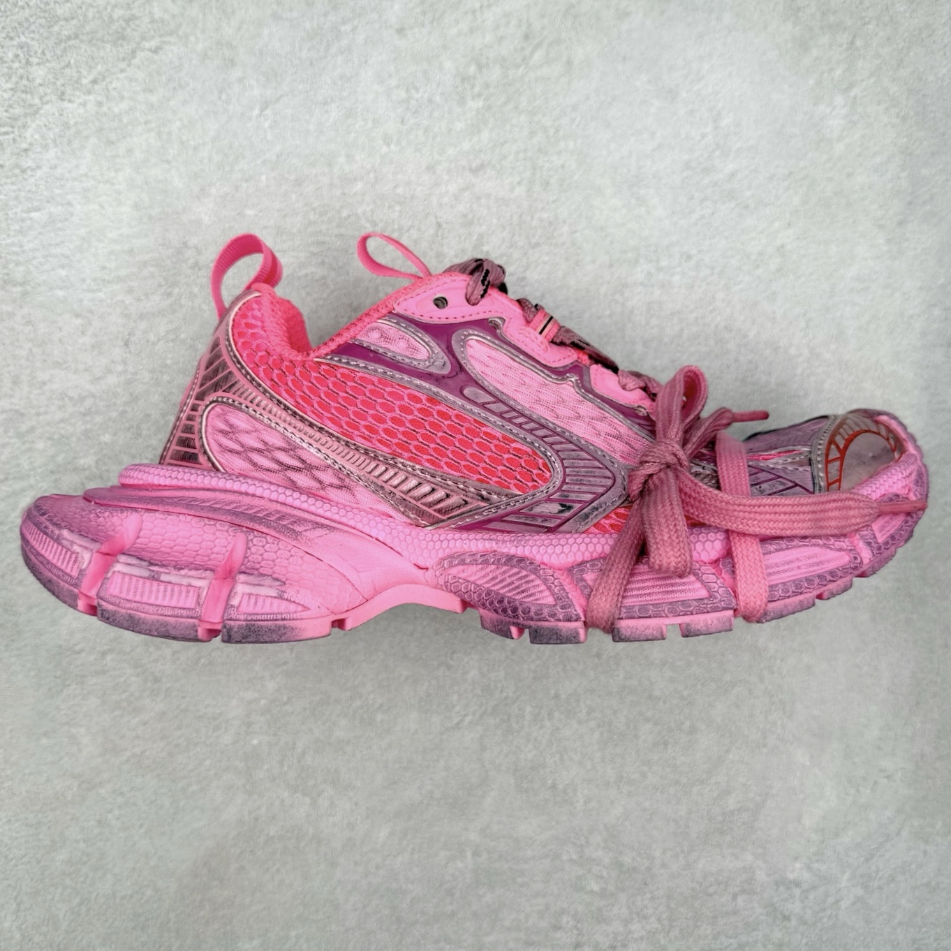 图片[3]-＃纯原福利 BALENCIAGA 3XL Sneakers 巴黎世家十代网布系带低帮走秀复古老爹鞋 全套原纸板楦头开发 最原汁原味的灵魂版型 全鞋荧光划线卡点 胶水把控整洁度追求极致完美 每一双都是工艺品 多重QC质检 超越公司货的品控标准 实实在在的免检产品 原盒原配 正确字体电绣 粗细、位置、大小正确 侧边TPU 透气孔匹配意产原版 正确分离大底 TPU软底 原版一致大底LOGO 立体感十足 原厂皮料水洗做旧 采购原厂网纱 不含皮革 网布材料和聚氨酯 磨损效果 鞋头边缘和后帮 Balenciaga 徽标 鞋面和后跟凸印尺码 鞋舌 3XL 橡胶品牌标识和反光细节 鞋帮拉袢和鞋舌拉祥 配反光细节 备用鞋带在鞋履前侧 可在穿着前取下 便于不同造型搭配 偏大一码 尺码：35 36 37 38 39 40 41 42 43 44 45 46-选品中心