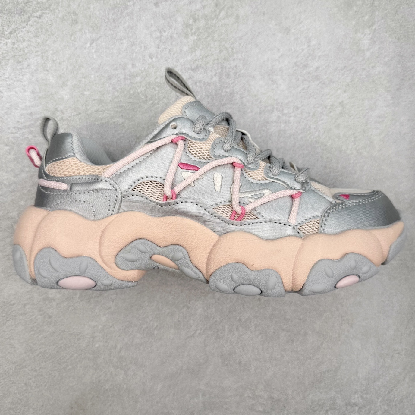 FILA斐乐 FLUID 6 猫爪织物合成革百搭潮流时尚个性运动复古经典减震耐磨低帮老爹鞋 FUSION 系列传承了 FILA 的百年基因，融入年轻运动及潮流文化，成为引领变革、创新突破的一代。以“1+N” 的跨界合作模式重现经典的同时创造经典。带来最出其不意的跨界合作惊喜。同时，FILAFUSION把FILA 的 DNA 融入到定制体验里，你可以随心制造厲于你的产品。FILA FUSION 的鞋家族涵盖了老爹鞋、跑步鞋、网球鞋、季节款。风格复古新潮，满足了时尚人士出行及各类运动的搭配需求，成为当下年轻人筷拥的鞋类品牌之一。FILA FUSION 走进年轻人的世界，通过年轻人运动，街舞，滑板，篮球，展现 FILA FUSION 的潮流态度和年轻文化。FILA FUSION 认为末来属于引领变革、创新突破的年轻一代，让我们一起构成 FILA 未来的蓝图吧！尺码：35.5 36 36.5 37.5 38 38.5 39 40 40.5 41 42 42.5 43 44 44.5 45-选品中心