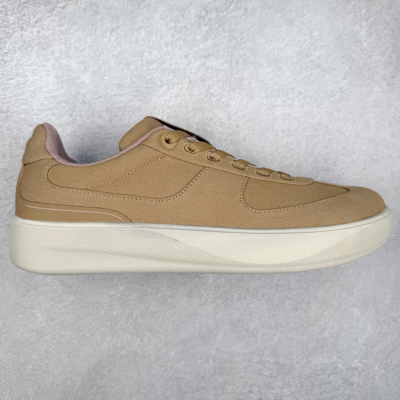 ＃GD广顶 lululemon Cityverse 露露乐檬极简主义减震耐磨低帮生活休闲鞋 Cityverse将运动性能融入经典休闲鞋中，中底提供出色缓震，并贴合足部曲线，带来全天候的舒适感。鞋面采用两种材质拼接，且前半部分采用热熔压胶处理，无任何缝线，保留了鞋身整体性。模制泡沫的鞋垫带来上乘的脚感，在平日休闲穿着时不会磨脚，也能提供轻质软弹的效果。25年来，lululemon一直秉持“感受为先”的设计理念，并相信更好的感受带来更好的表现。此次男鞋的设计亦是如此。投入多年研究，针对男性在不同运动场景中的脚步形态设计了不同鞋履款式。同时，还进行了生物力学与形态学研究，为“他”带来更好的贴合度和感受。尺码：36 36.5 37.5 38 38.5 39 40 40.5 41 42 42.5 43 44 44.5 45-选品中心