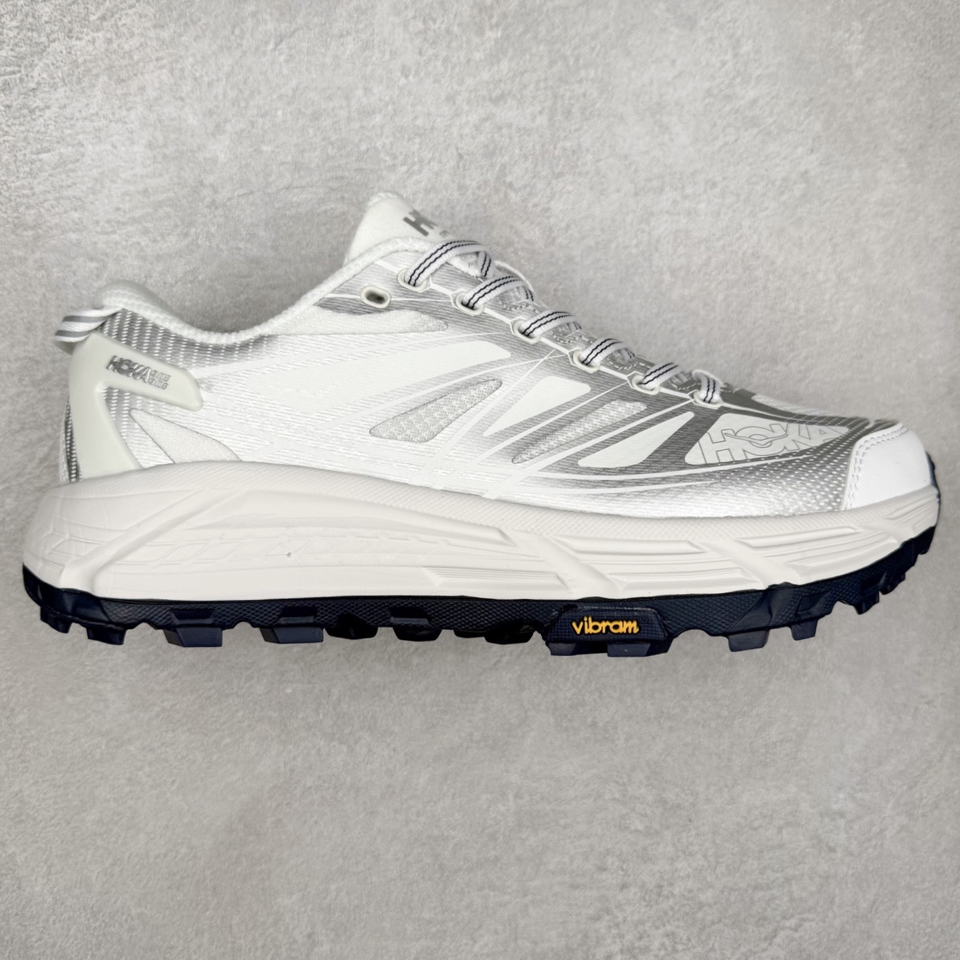 HOKA ONE ONE Mafate Speed 2 Low 玛法特2代系列低帮轻量户外越野休闲运动慢跑鞋 HOKA ONE ONE 最近推出了一个胶囊系列 Origin Story 这个系列里的 Mafate Speed 2 可以说让我日思夜想有一阵子了 最近终于拔草 让我来分享一下这双也是上脚赞到爆的越野跑鞋吧 以阿尔卑斯山脉作为主题将亮黄色与蓝色调覆盖在这经典轮廓之上 配色的呈现效果相当亮眼 以至于很多人买这个配色是用来日常搭配的 鞋面采用超轻的无缝架构 轻薄的TPU贴在透气的鞋面材料上 减轻重量同时也保证了支撑性 鞋底则采用滚动平衡技术 引导跑者回归自然步态 祖传的神奇EVA材质中底依旧是一如既往地表现优秀 能提供充足的缓震 作为HOKA家的越野跑鞋 VIBRAM 橡胶大底也是必不可少的 即便在复杂湿滑的地形 依旧能有良好的抓地力及稳定性 鞋带采用了弹性不易松脱的扁宽弹性鞋带 前掌与中掌部分也进行了加宽 也更加适合亚洲人的脚型 是一款十分全面且足够强悍的户外硬核越野鞋 而这双极其亮眼的越野跑鞋恰好又是在江山一百中参赛的UTMB冠军 Ludovic POMMERET 夺冠时穿着的战靴 这就让它变得更加有吸引力了 用来日常搭配的话短裤是基本不挑 长裤我个人推荐阔腿裤 工装裤以及各种长筒牛仔裤都可以 尺码：36 36.5 37.5 38 38.5 39 40 40.5 41 42 42.5 43 44 44.5 45-选品中心