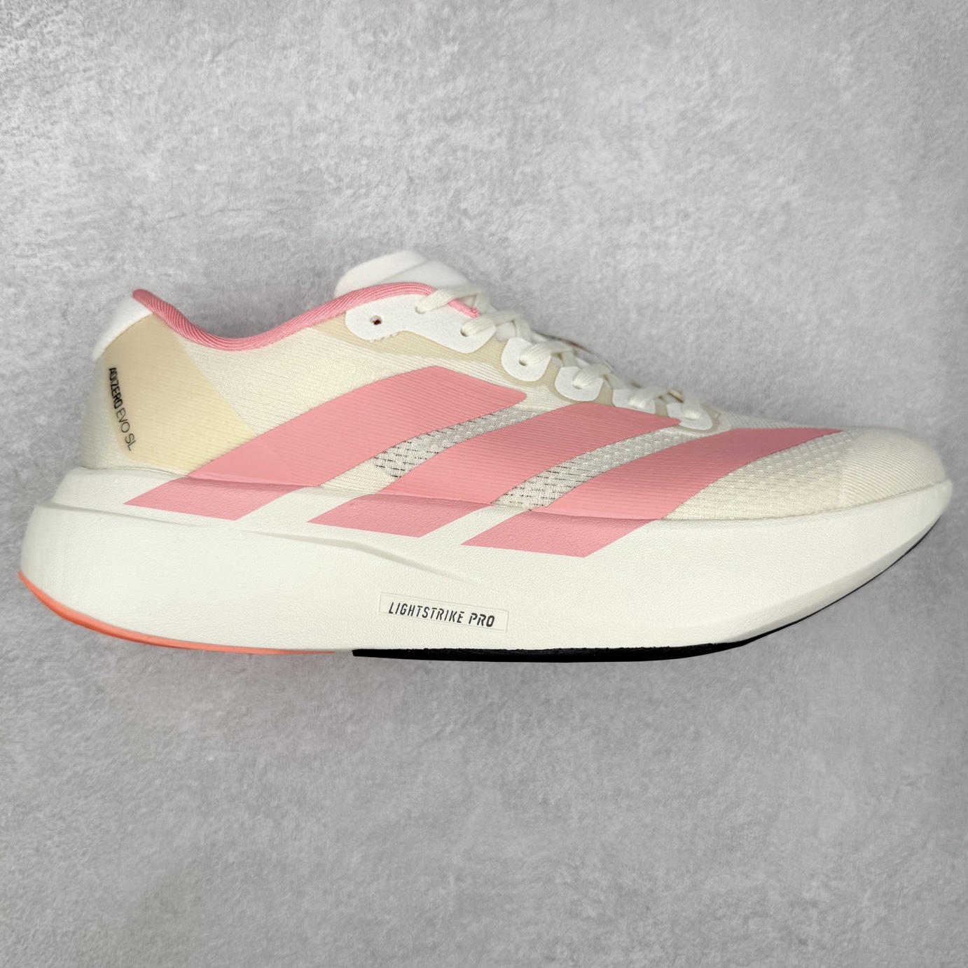 AD Adizero EVO SL 马拉松竞速专业跑鞋 JS4459 CELERMESH针织网面非常轻薄 纤维间的缝隙很大 可以保证跑步时的透气、排汗效果 鞋舌直接与两侧的内衬和鞋底连接在一起 在跑步过程中不会被鞋舌的左右移动所困扰 在标准鞋带孔的基础上再拓宽一组鞋带孔 适合不同脚型的需求 突破性 EnergyRods 技术，有助于跑者实现更好的成绩 中底独特的LIGHTSTRIKE PRO泡棉材质 微弹感觉在跑步过程中给予了良好的支撑体验 对于顶级精英和高水平进阶跑者来说 ADIOS PRO是一双值得信赖的竞速比赛用鞋 尺码：36 36.5 37.5 38 38.5 39 40 40.5 41 42 42.5 43 44 44.5 45-选品中心