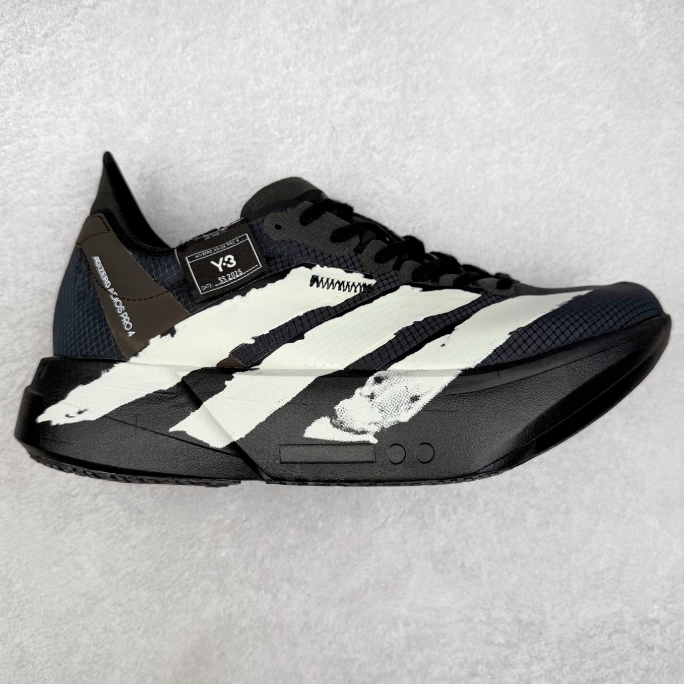 Y-3 Adizero Adios 9 时尚简约舒适潮流 织物耐磨低帮跑步鞋 JR6655 Y-3，这个由世界顶级设计师山本耀司（YohjiYamamoto）担任创意总监与adidas合作的全新品牌正式于2006春夏进入中国。品牌的Y代表YohjiYamamoto，而3则代表adidas三条线的logo。创意总监山本耀司将其个人品牌的简洁、极具设计感的风格融入Y-3，完美地给我们展现一个高档时尚的运动品牌形象。朴实与冷静是Y-3的基本形象概念。Y-3的时尚本质是运动的，被誉为“黑色魔法师\\\”的山本耀司使传统运动品牌adidas赫然跃上了Fashion的版面，运动装从此也登上大雅之堂。尺码：35.5 36 36.5 37 38 38.5 39 40 40.5 41 42 42.5 43 44 44.5 45-选品中心