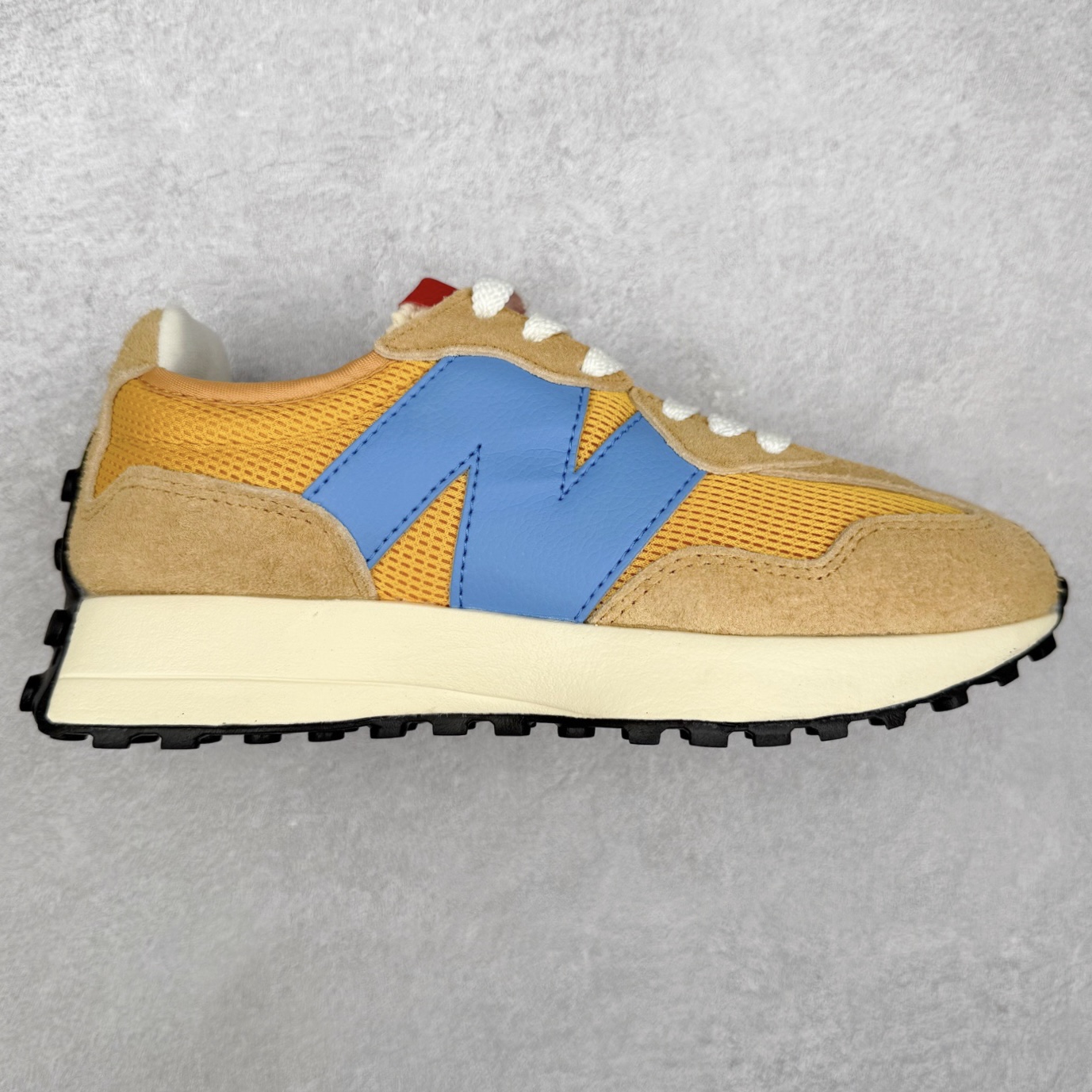 New Balance MS327 NB新百伦系列复古休闲运动慢跑鞋 #以更纯粹的复古风格设计打造的全新造型 侧身还以解构设计 将 N 字标志以做旧压花样式呈现 样式别具新意 而麂皮、冲孔皮革的塑造 则呈现出高级怀旧气质 也让鞋款在奢华时装风格与运动氛围之间达到了平衡 鞋身采用尼龙及猪巴革麂皮物料拼接构成 中底高弹PU材质及满丁防滑橡胶外底 尺码：36 37 37.5 38 38.5 39.5 40 40.5 41.5 42 42.5 43 44 45-选品中心