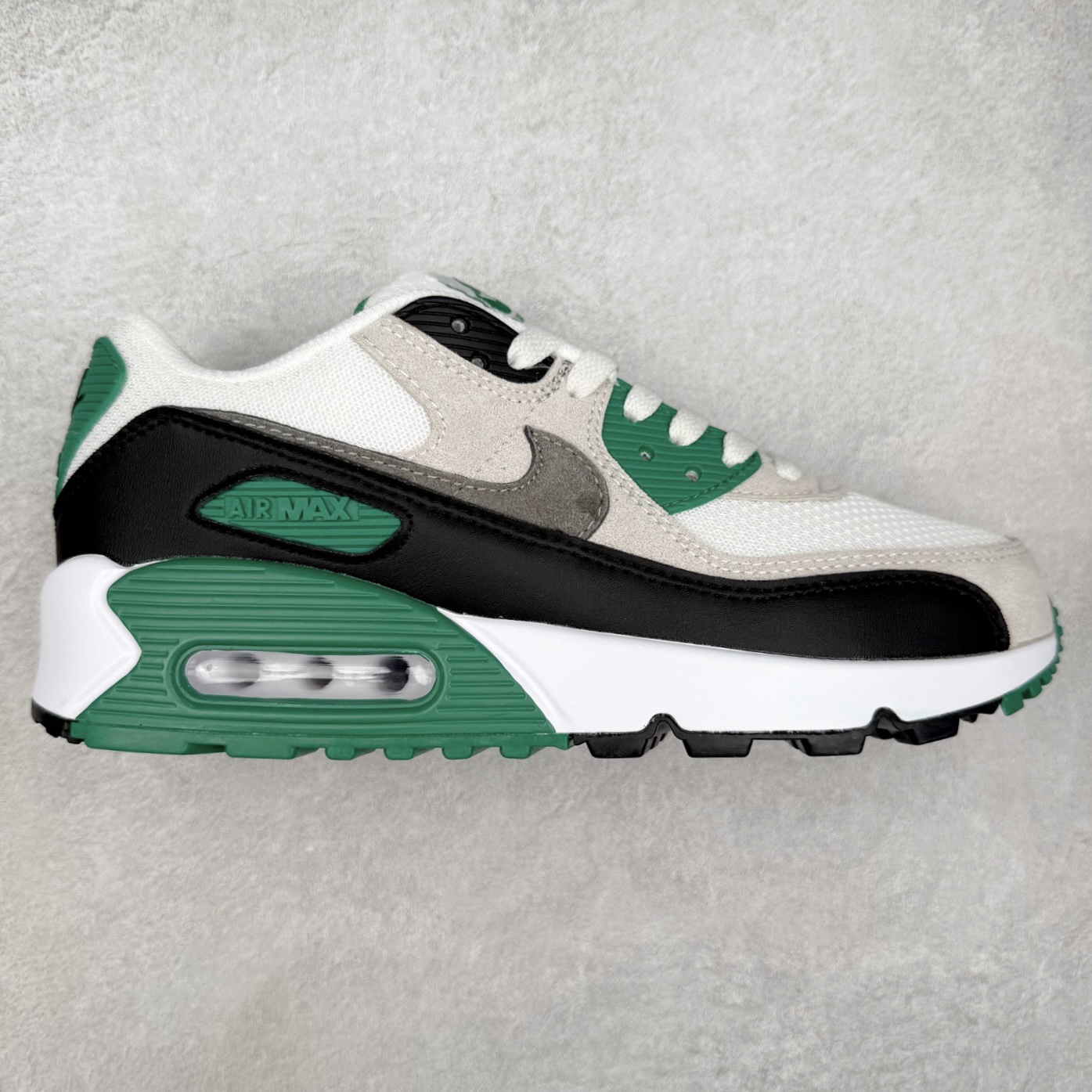 ＃MX版 NK Air MAX 90 气垫复古减震跑步鞋 DM0029-116 经典重温 独家陆续补货 外单专供大厂出品 品质稳定 一百余色 终端操作 Air Max 90于1990年推出 来自Air Max系列 在Air Max 1的基础上改进而得 增加了气垫面积 外型上也更为流线 最特別的就是加入了菱纹塑胶嵌板 为Air Max 90增添了许多潮流气息 皮革鞋面 造就出色耐穿性和支撑力 Max Air缓震配置搭配泡棉中底 令Air Max 90轻盈而舒适 华夫格橡胶外底 铸就Air Max 90非凡的抓地力 而Air Max 90不仅是一双跑鞋 它成功跨越了时间的演进 成为了球鞋文化与潮流圈中最熟为人知的鞋款之一 尺码：36 36.5 37.5 38 38.5 39 40 40.5 41 42 42.5 43 44 44.5 45-选品中心