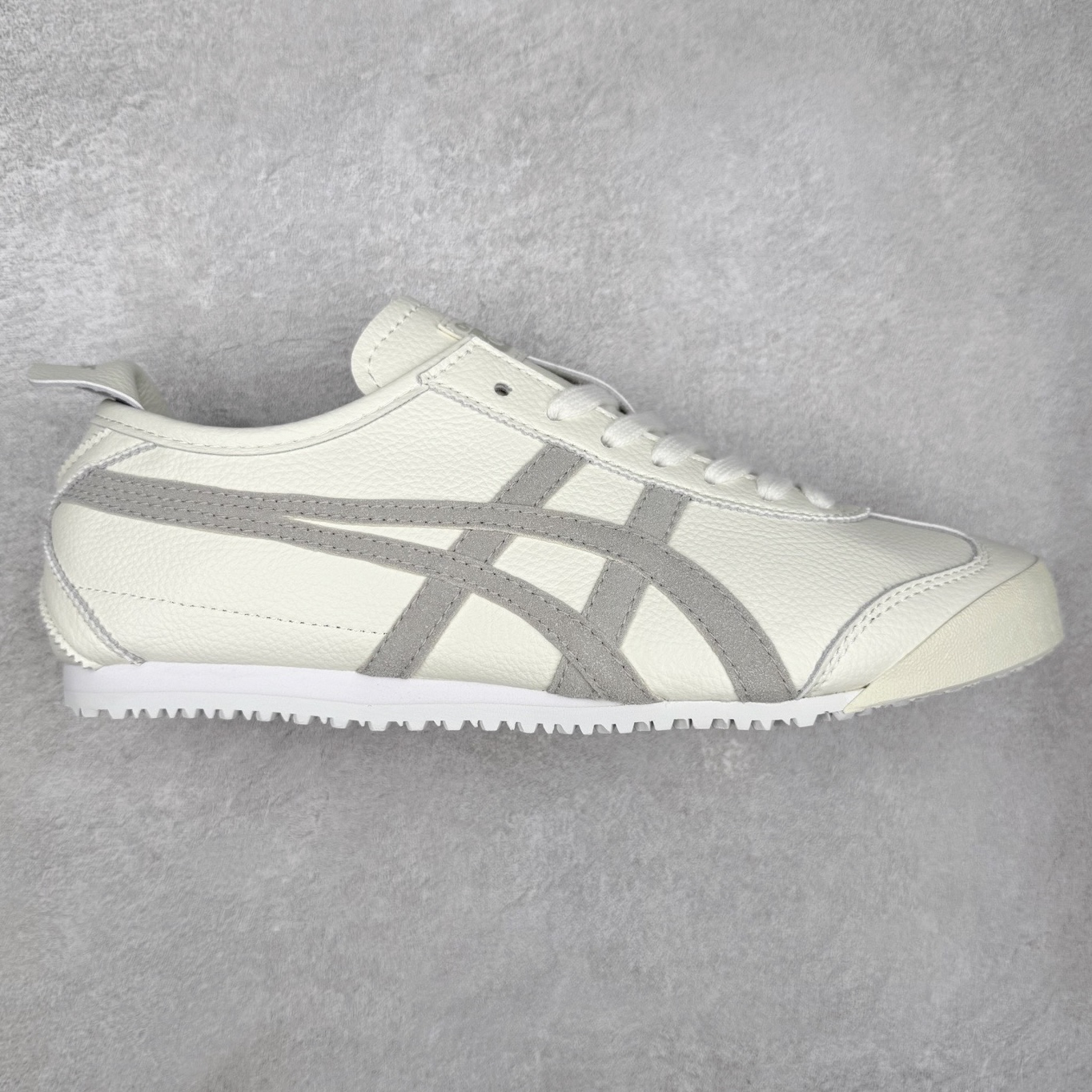＃C版 Asics Onitsuka Tiger MEXICO 66 亚瑟士鬼冢虎复古经典板鞋 市场王者选手 海外订单工厂出品 长期生产补货永不断码 超成熟稳定的做工品控 原装全套纸板楦头开发 原汁原味 完美呈现版型 私模正确鞋底咬花纹路 一比一鞋头弧度高度鞋身弧度 绝不口嗨 细节品控鞋型随意秒杀市面 原档咬花纹路私模大底 一个单元有六个三角形 总体形拼接呈现花瓣状 官方四联吊牌 原装Ortholite轻量化鞋垫 原盒原配 质保卡 说明书 钢印防尘纸 纸板中底带钢印 乳胶组合鞋垫 支持全方位的对比专柜 产品从款式颜色造型上体现出追求舒适和细节的完美 鞋类更是推崇手工制作的严谨与完美 融舒适性与可穿性的设计风格 注重细节的完美和别致魅力 既保持稳重 又不失轻松的时尚感 尺码：36 37 37.5 38 39 39.5 40 40.5 41.5 42 42.5 43.5 44 45-选品中心