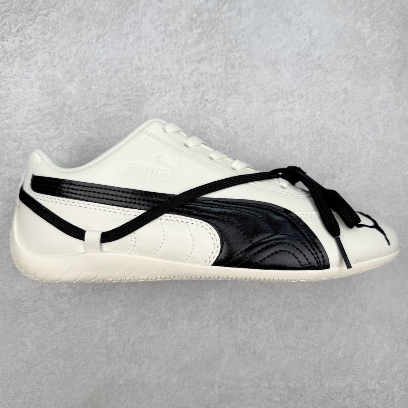 Rose x PUMA Speedcat 彪马联名系列情侣薄底赛车德训双鞋带舒适百搭生活休闲鞋 男女同款 鞋款从80、90年代赛车手所穿的防火赛车鞋为原型，鞋身线条模仿了赛车的流线廓形，体现了空气动力学原理的结构。简约流畅的外观，恰好又和贯穿其中的Formstrip Logo融合恰到好处，视觉上细节丰富且协调。本次Speedcat OG鞋款归来，最大看点自然式保留了窄版鞋型以及薄底构造。这两年各品牌鞋底越做越厚，Speedcat反其道而行之，上脚几乎无鞋底的效果带来耳目一新的视觉体验。鞋面依旧是以质感细腻的麂皮材质打造，并且大面积近乎全包裹的使用，复古味道也愈发浓烈。配色上更是将最原始的黑色和红色带回，向F1赛车队的标志性队服致敬。相信让各位一眼种草的更多是出挑的大红色，上脚即可瞬间点亮整体造型，在以球鞋为核心的OOTD中脱颖而出。而另一款黑色则是低调的万金油，彰显新潮个性的同时又不喧宾夺主，也是热爱简约系穿搭朋友的首选。 尺码：36 37 37.5 38 38.5 39 40 40.5 41 42 42.5 43 44 44.5 45-选品中心