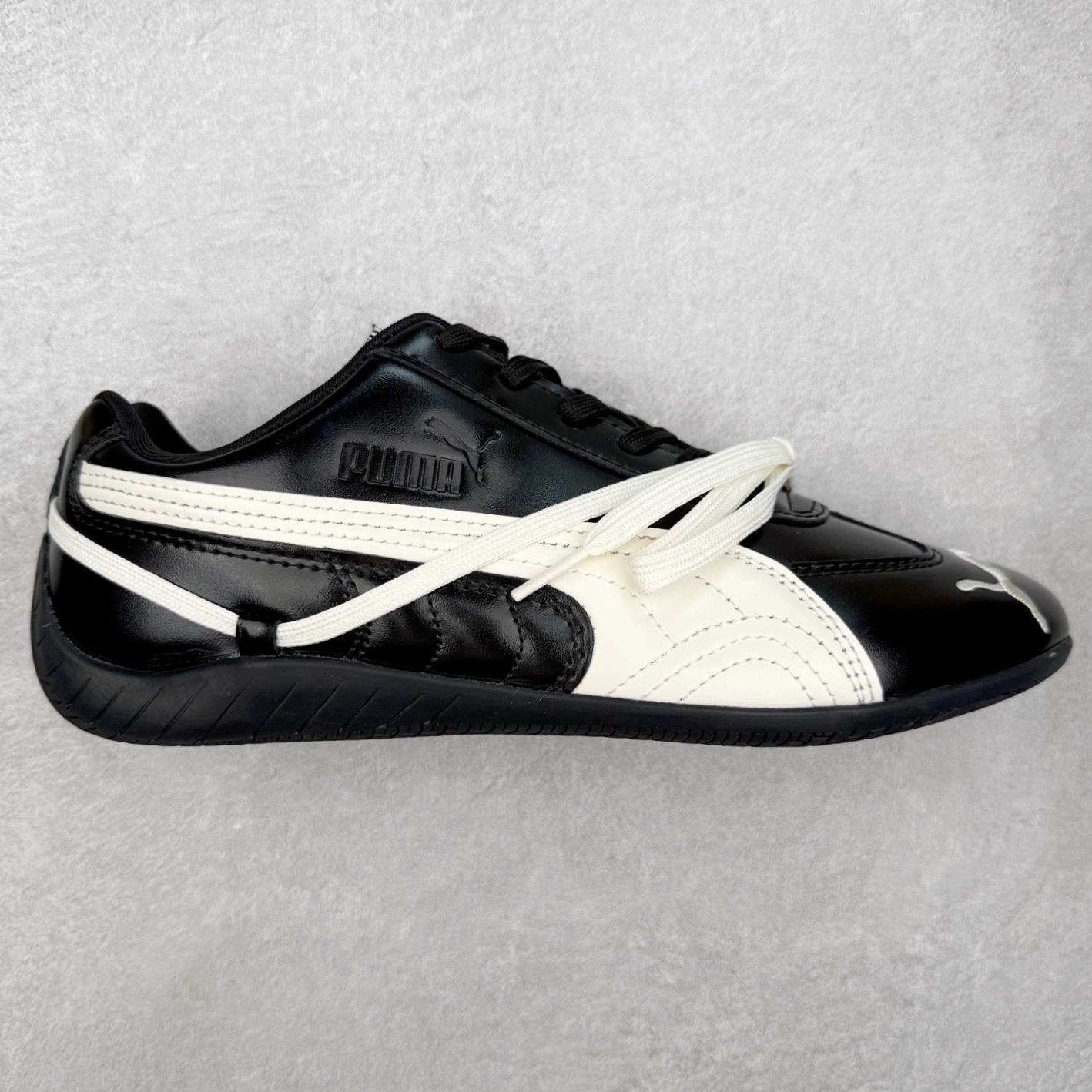 Rose x PUMA Speedcat 彪马联名系列情侣薄底赛车德训双鞋带舒适百搭生活休闲鞋 男女同款 鞋款从80、90年代赛车手所穿的防火赛车鞋为原型，鞋身线条模仿了赛车的流线廓形，体现了空气动力学原理的结构。简约流畅的外观，恰好又和贯穿其中的Formstrip Logo融合恰到好处，视觉上细节丰富且协调。本次Speedcat OG鞋款归来，最大看点自然式保留了窄版鞋型以及薄底构造。这两年各品牌鞋底越做越厚，Speedcat反其道而行之，上脚几乎无鞋底的效果带来耳目一新的视觉体验。鞋面依旧是以质感细腻的麂皮材质打造，并且大面积近乎全包裹的使用，复古味道也愈发浓烈。配色上更是将最原始的黑色和红色带回，向F1赛车队的标志性队服致敬。相信让各位一眼种草的更多是出挑的大红色，上脚即可瞬间点亮整体造型，在以球鞋为核心的OOTD中脱颖而出。而另一款黑色则是低调的万金油，彰显新潮个性的同时又不喧宾夺主，也是热爱简约系穿搭朋友的首选。 尺码：36 37 37.5 38 38.5 39 40 40.5 41 42 42.5 43 44 44.5 45-选品中心