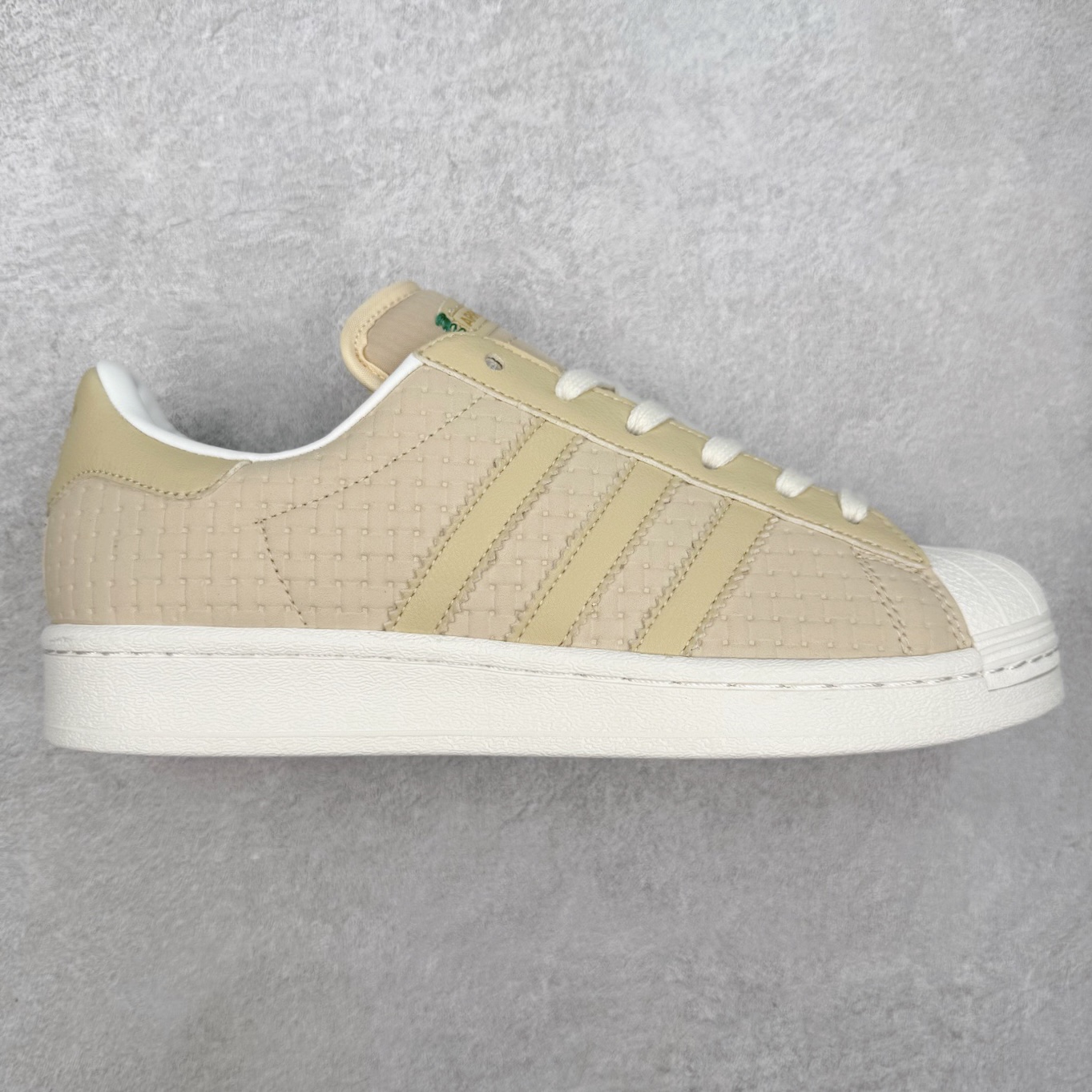 AD Originals Superstar 经典复古贝壳头板鞋 JS2593 诞生于1969年 是第一双将全皮面鞋 身与橡胶鞋头结合在一起的低帮篮球鞋 Superstar最开始 是作为高帮篮球鞋Pro Model的低帮版本而出现的 但因为其独特和醒目的橡胶鞋头造型而让大家熟知 被大家形象地称为\\\”shelltoe\\\”贝壳头 在70年代的美国职业篮球场上 接近3/4的NBA球员都将这双Superstar作为场上用鞋 80年代之后 经过不断的改良和发展 Superstar逐渐成为横跨时装、音乐、街头文化、休闲和运动等各大领域的时尚潮鞋 尺码：36 36.5 37 38 38.5 39 40 40.5 41 42 42.5 43 44 44.5 45-选品中心