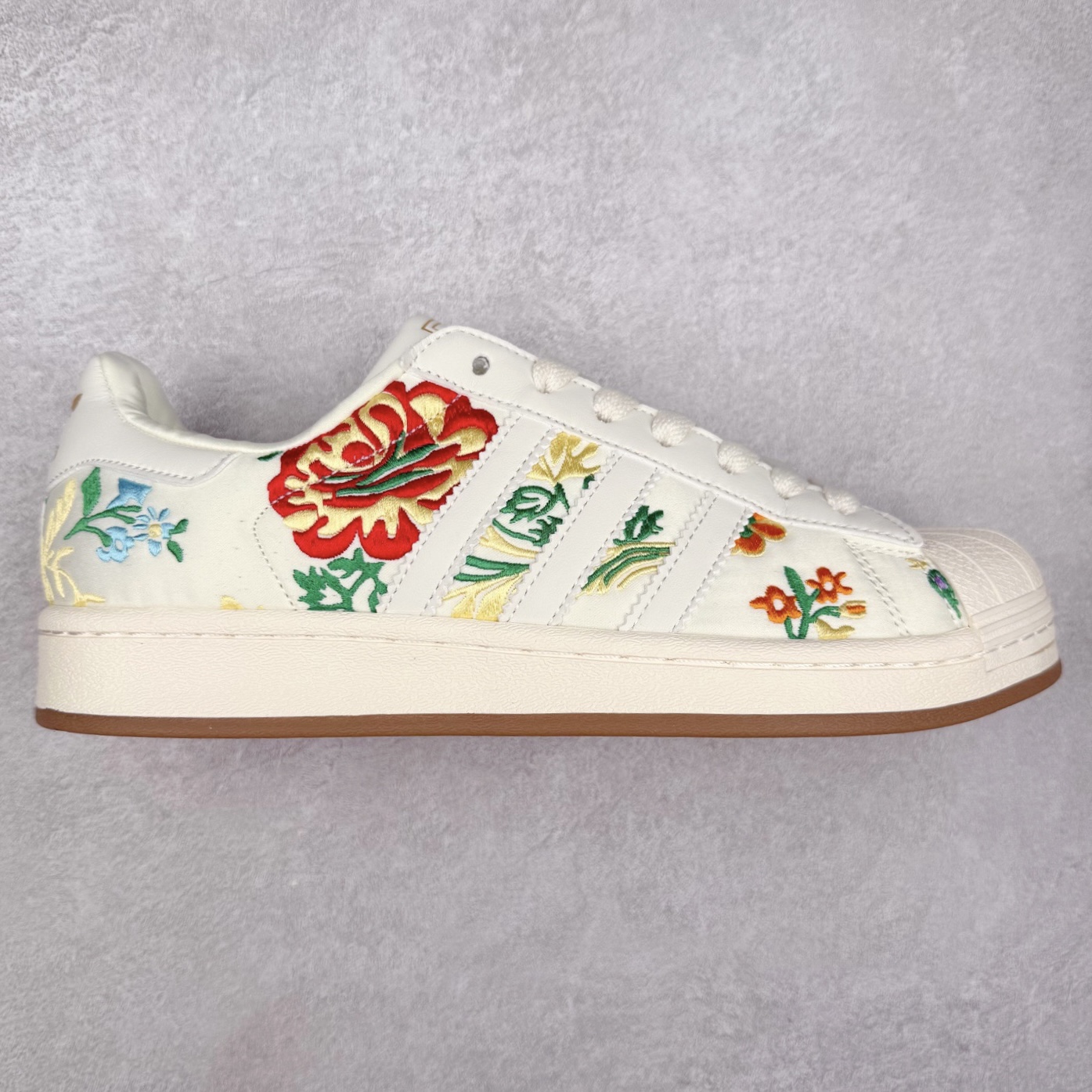 AD Originals Superstar 经典复古贝壳头板鞋 JS4046 诞生于1969年 是第一双将全皮面鞋 身与橡胶鞋头结合在一起的低帮篮球鞋 Superstar最开始 是作为高帮篮球鞋Pro Model的低帮版本而出现的 但因为其独特和醒目的橡胶鞋头造型而让大家熟知 被大家形象地称为\\\”shelltoe\\\”贝壳头 在70年代的美国职业篮球场上 接近3/4的NBA球员都将这双Superstar作为场上用鞋 80年代之后 经过不断的改良和发展 Superstar逐渐成为横跨时装、音乐、街头文化、休闲和运动等各大领域的时尚潮鞋 尺码：36 36.5 37 38 38.5 39 40 40.5 41 42 42.5 43 44 44.5 45-选品中心