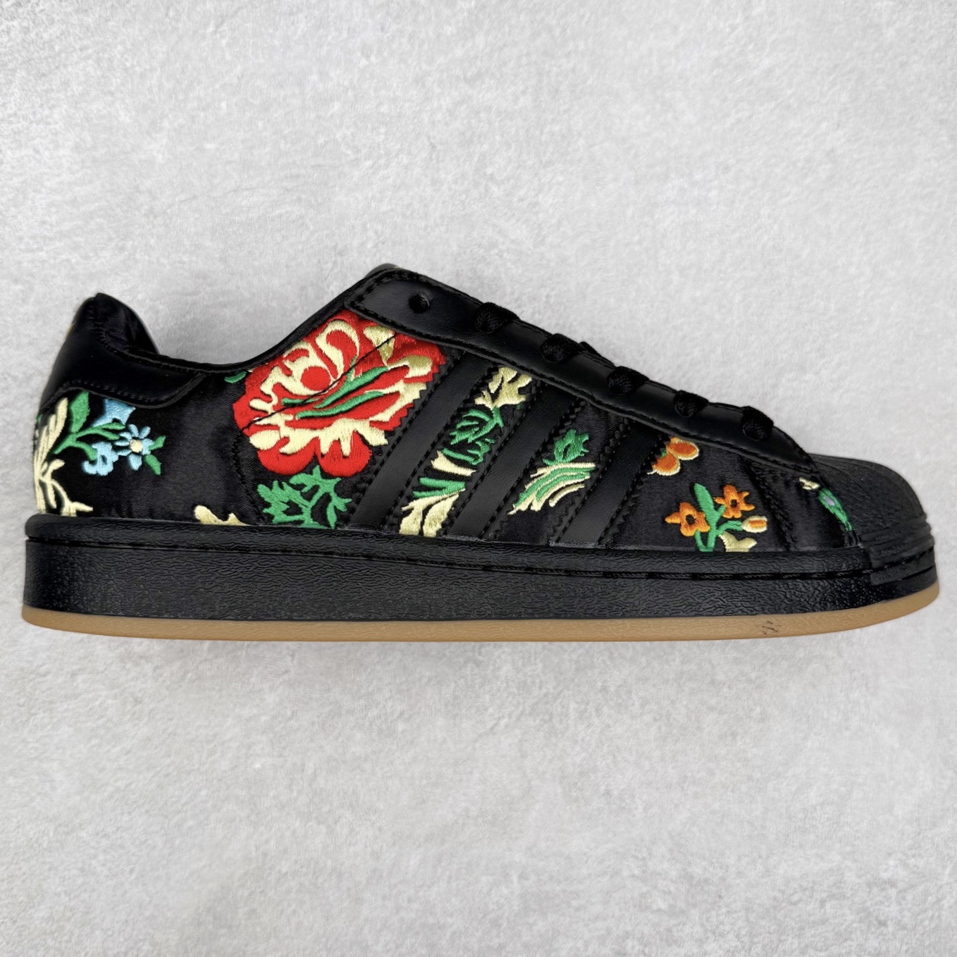 AD Originals Superstar 经典复古贝壳头板鞋 JS4045 诞生于1969年 是第一双将全皮面鞋 身与橡胶鞋头结合在一起的低帮篮球鞋 Superstar最开始 是作为高帮篮球鞋Pro Model的低帮版本而出现的 但因为其独特和醒目的橡胶鞋头造型而让大家熟知 被大家形象地称为\\\”shelltoe\\\”贝壳头 在70年代的美国职业篮球场上 接近3/4的NBA球员都将这双Superstar作为场上用鞋 80年代之后 经过不断的改良和发展 Superstar逐渐成为横跨时装、音乐、街头文化、休闲和运动等各大领域的时尚潮鞋 尺码：36 36.5 37 38 38.5 39 40 40.5 41 42 42.5 43 44 44.5 45-选品中心