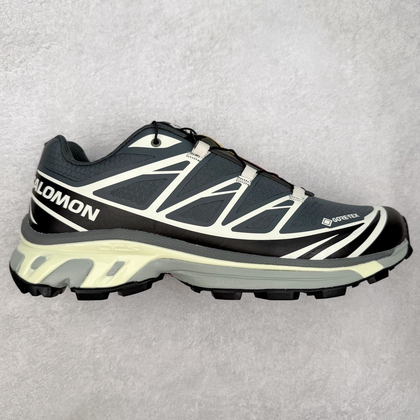 ＃绿X/GX Salomon XT-6 萨洛蒙复古潮流户外机能登山跑鞋 纯原外贸平台特供订单 耗时半年巨作 全套原纸板楦头开发 原厂特供网布配套加持 确保原汁原味 完美呈现版型 原档数据独家私模五层组合大底 男女鞋同步官方开发至46.5 原装Ortholite轻量化鞋垫 中底布带钢印编号 原厂TPU锁扣 进口港宝加持 后跟自然饱满 还原公司包裹性 鞋面以“锯齿”状的包裹系统呈现 在基色底之下加入了各种色点缀 将公司的最新技术和时尚前卫的造型融入耐用的长跑款式中 鞋面由 TPU 薄膜制成 并焊接在高耐磨网眼上 使其既时尚又坚固 由 ACS底盘支撑 可增强稳定性和支撑力 以及由橡胶凸耳 Contragrip外底覆盖的 EVA 缓冲中底 旨在应对崎岖的地形 鞋舌上的彩色Salomon 标签、Quicklace 系统以及鞋头、鞋舌和鞋跟上的附加品牌使细节更加完美 让穿着者可以轻松驾驭户外与通勤下的任何运动生活场景 无缝鞋身户外随意纵横 颜值与脚感兼备 出街通勤 绝对非常吸睛 你值得拥有 尺码：36 36.5 37.5 38 38.5 39 40 40.5 41 42 42.5 43 44 44.5 45 46 46.5 注意：偏小1码-选品中心