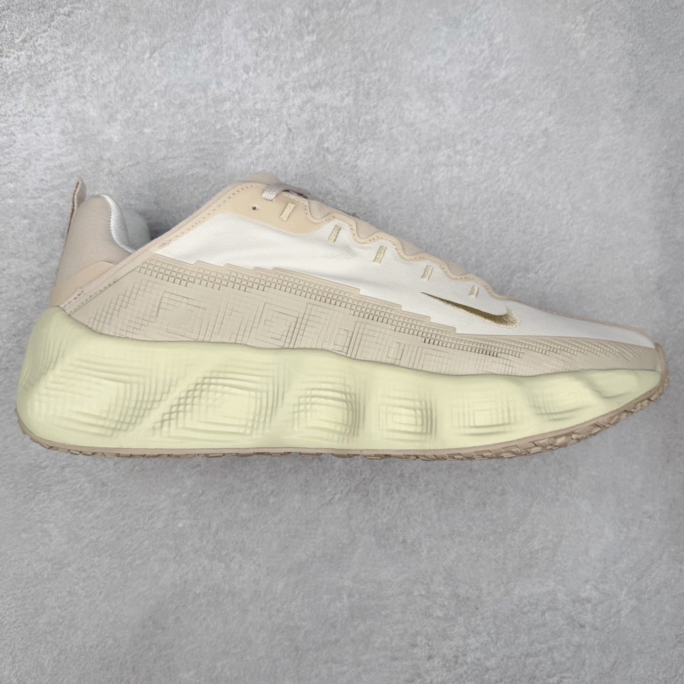 HYEIN SEO x NK Ava Rover 百搭舒适耐磨低帮跑步鞋 男女同款 流线型轮廓，通过轻薄物料鞋面结合 TPU 网格状支撑示人，增厚的中底材质选用 ReactX 加持，华夫外底收尾。鞋垫与后跟鞋提，克制点缀 Hyein Seo 字样。鞋垫与鞋提则采用菱形格纹的变化元素呈现。实拍调校N版已经零色差零失真 百分百还原实物色彩所见即所得 不存在货不对板色差等低级问题 选购参考实物拍摄 不混卖不参货 只用心做好货严格选品 承诺混一赔十 尺码：36 36.5 37.5 38 38.5 39 40 40.5 41 42 42.5 43 44 44.5 45-选品中心