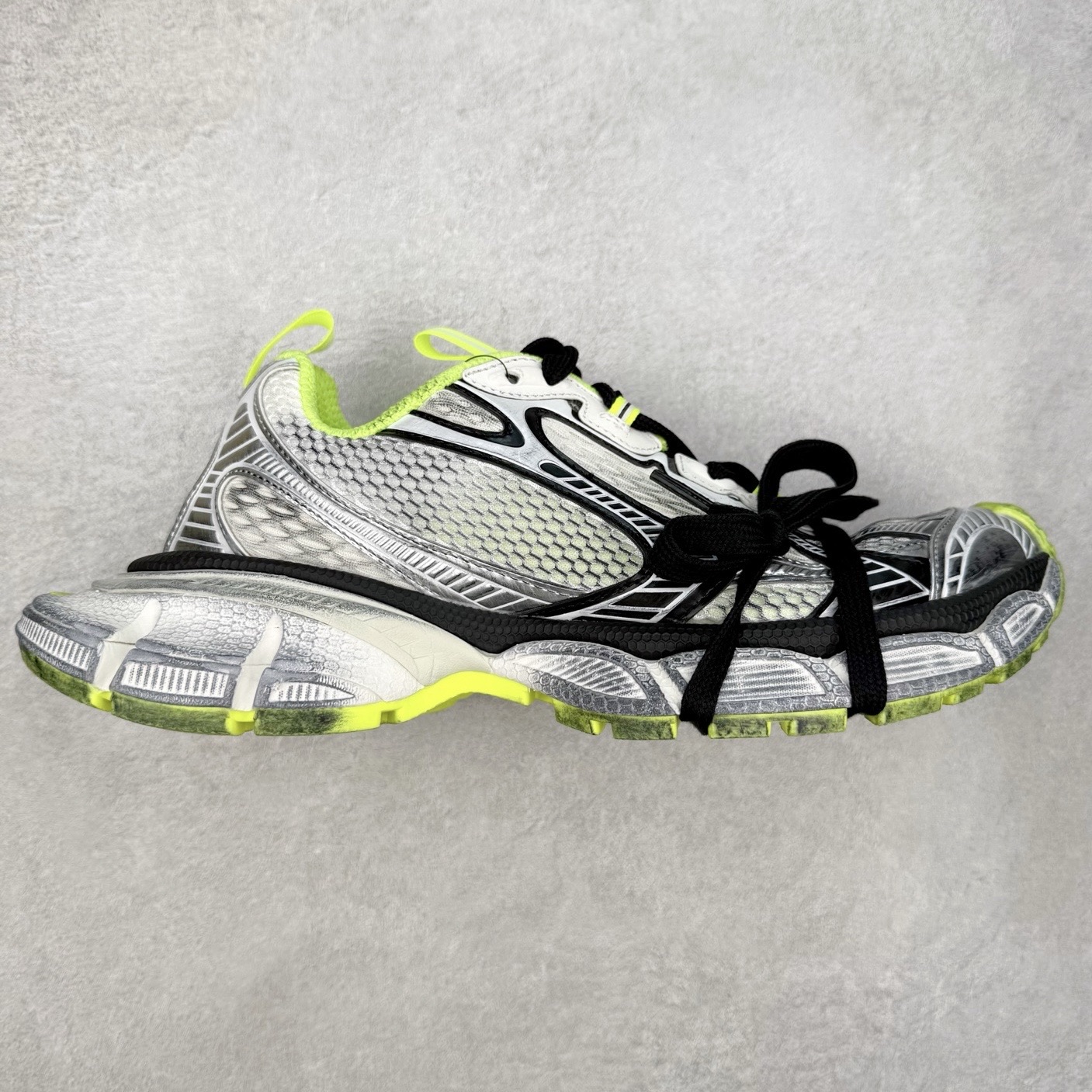 图片[2]-＃纯原福利 BALENCIAGA 3XL Sneakers 巴黎世家十代网布系带低帮走秀复古老爹鞋 全套原纸板楦头开发 最原汁原味的灵魂版型 全鞋荧光划线卡点 胶水把控整洁度追求极致完美 每一双都是工艺品 多重QC质检 超越公司货的品控标准 实实在在的免检产品 原盒原配 正确字体电绣 粗细、位置、大小正确 侧边TPU 透气孔匹配意产原版 正确分离大底 TPU软底 原版一致大底LOGO 立体感十足 原厂皮料水洗做旧 采购原厂网纱 不含皮革 网布材料和聚氨酯 磨损效果 鞋头边缘和后帮 Balenciaga 徽标 鞋面和后跟凸印尺码 鞋舌 3XL 橡胶品牌标识和反光细节 鞋帮拉袢和鞋舌拉祥 配反光细节 备用鞋带在鞋履前侧 可在穿着前取下 便于不同造型搭配 偏大一码 尺码：35 36 37 38 39 40 41 42 43 44 45 46-选品中心