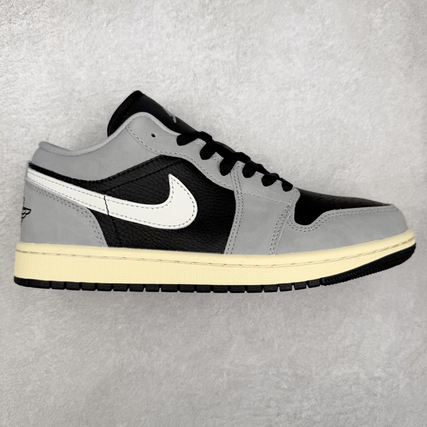 ＃DT纯原 Air Jordan AJ1 Low 低帮 HQ2010-012 终端优势供应 市面中低帮最具代表性版本没有之一 口碑大厂出品 品控大底版型不断改良更新 全套原纸板楦头开发 确保原汁原味 完美呈现版型 完美零毛边处理 原厂内置全掌气垫 价格定位良心 平台专用代工流水线出品 一眼公司既视感 拿到手的一瞬间就与众不同 碾压市面所有版本 全部原鞋开发 每一个配色都会采购原鞋确认细节 打破市面看图做货无好货之说 尺码：35.5 36 36.5 37.5 38 38.5 39 40 40.5 41 42 42.5 43 44 44.5 45 46-选品中心