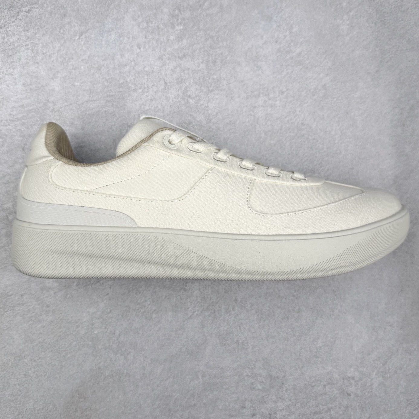 ＃GD广顶 lululemon Cityverse 露露乐檬极简主义减震耐磨低帮生活休闲鞋 Cityverse将运动性能融入经典休闲鞋中，中底提供出色缓震，并贴合足部曲线，带来全天候的舒适感。鞋面采用两种材质拼接，且前半部分采用热熔压胶处理，无任何缝线，保留了鞋身整体性。模制泡沫的鞋垫带来上乘的脚感，在平日休闲穿着时不会磨脚，也能提供轻质软弹的效果。25年来，lululemon一直秉持“感受为先”的设计理念，并相信更好的感受带来更好的表现。此次男鞋的设计亦是如此。投入多年研究，针对男性在不同运动场景中的脚步形态设计了不同鞋履款式。同时，还进行了生物力学与形态学研究，为“他”带来更好的贴合度和感受。尺码：36 36.5 37.5 38 38.5 39 40 40.5 41 42 42.5 43 44 44.5 45-选品中心