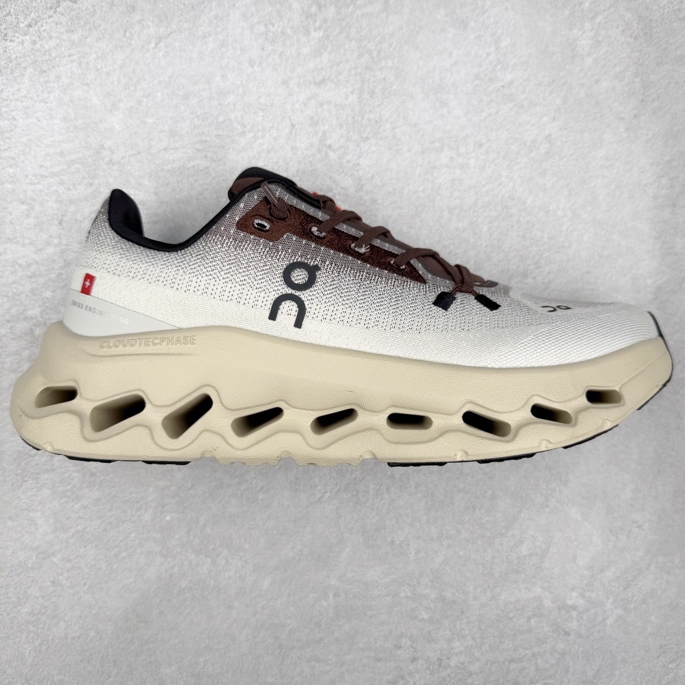 On昂跑 Cloudtilt 圆头系带减震耐磨低帮生活休闲鞋 此运动品牌 开创于2010年 缓震着陆、强效回弹、轻柔质感的设计构思始终是ON研制关键 与此同时基于“为全球提供革新性的跑步感受”信念 陆续推出了多款跑鞋及其以专业运动人体跑步工程学为设计关键的功能性跑步服饰设备 让跑者不费力气地畅快畅跑 尺码：36 36.5 37.5 38 38.5 39 40 40.5 41 42 42.5 43 44 44.5 45-选品中心