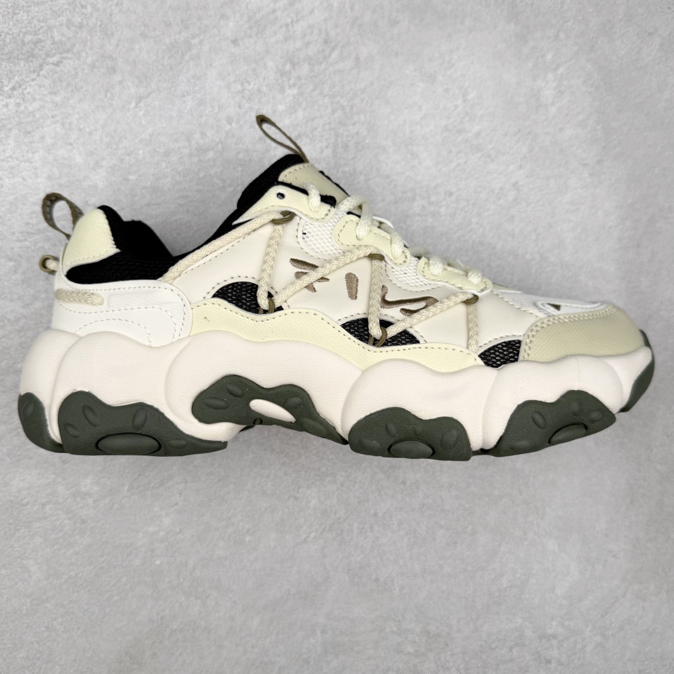 FILA斐乐 FLUID 6 猫爪织物合成革百搭潮流时尚个性运动复古经典减震耐磨低帮老爹鞋 FUSION 系列传承了 FILA 的百年基因，融入年轻运动及潮流文化，成为引领变革、创新突破的一代。以“1+N” 的跨界合作模式重现经典的同时创造经典。带来最出其不意的跨界合作惊喜。同时，FILAFUSION把FILA 的 DNA 融入到定制体验里，你可以随心制造厲于你的产品。FILA FUSION 的鞋家族涵盖了老爹鞋、跑步鞋、网球鞋、季节款。风格复古新潮，满足了时尚人士出行及各类运动的搭配需求，成为当下年轻人筷拥的鞋类品牌之一。FILA FUSION 走进年轻人的世界，通过年轻人运动，街舞，滑板，篮球，展现 FILA FUSION 的潮流态度和年轻文化。FILA FUSION 认为末来属于引领变革、创新突破的年轻一代，让我们一起构成 FILA 未来的蓝图吧！尺码：35.5 36 36.5 37.5 38 38.5 39 40 40.5 41 42 42.5 43 44 44.5 45-选品中心