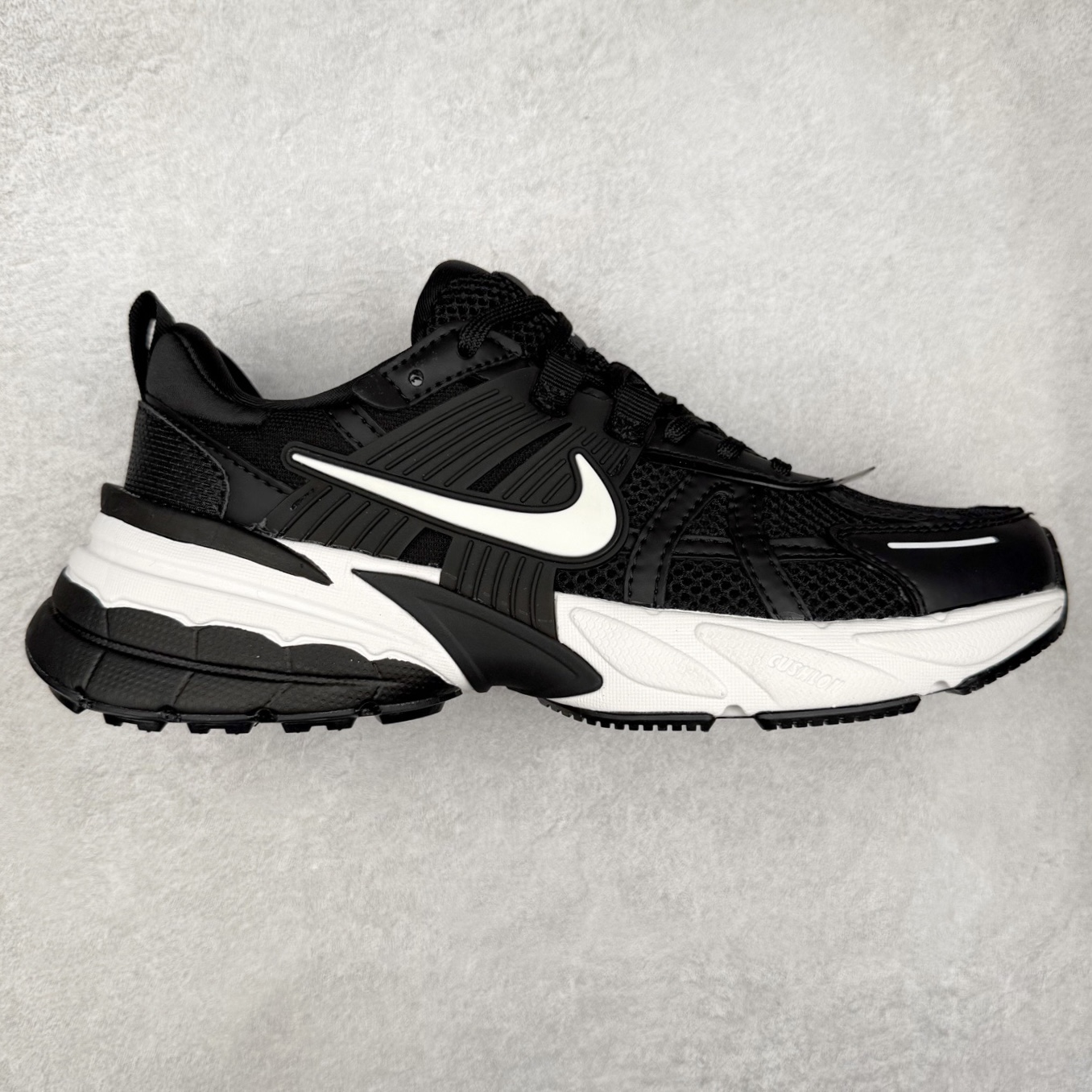 NK V2K Runtekk 减震防滑低帮 复古老爹鞋跑步鞋 FD0376-001 鞋款被命名为 Runtekk 设计上借鉴了 2000 年的跑鞋风格 配色上以金属银为主调 简练又有复古运动气质 材质上使用大面积网眼、皮革、TPU 组成 支撑和透气性肯定不错 中底处由 Cushlon 泡绵打造 保证在压马路时可以提供优秀脚感 并通过一手做旧氧化效果突出复古感 中底造型很容易让大家联想到巴黎世家3XL 增高效果同样不能忽视 尺码：36 36.5 37.5 38 38.5 39 40 40.5 41 42 42.5 43 44 44.5 45-选品中心