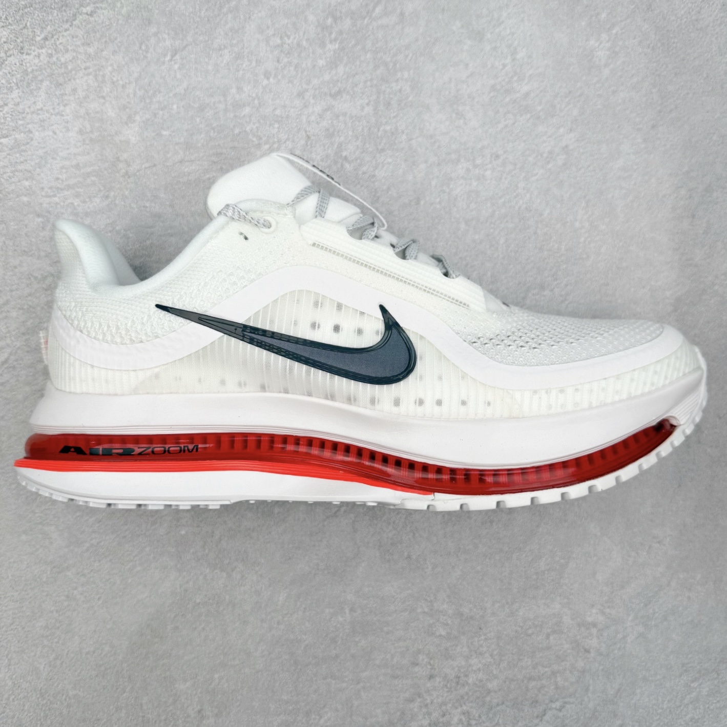 ＃纯原 NK Pegasus Premium 飞马全掌气垫跑步运动鞋 HQ2592-101 气垫的究极进化 NIKE 2025S 新王炸 • 在特有Air科技加持下，耐克带来全新Pegasus Premium。这款跑鞋在传承耐克飞马（Pegasus）系列标志性的缓震功能的同时，将首次搭载耐克的塑型可视化Air Zoom气垫单元。• 塑型Air Zoom气垫单元贴合脚部的自然轮廓，帮助跑者在从后跟到脚趾的过渡中能够有效传递力量，带来一种前所未有的轻盈、顺畅回馈体验。中底采用ZoomX泡绵，后跟则使用ReactX泡绵，为跑者提供稳定流畅的推进感。• 塑型可视化Air Zoom气垫单元和精心配置的泡绵组合，让Pegasus Premium成为耐克飞马系列中颇具能量回馈的鞋款。• 全新Pegasus Premium不仅展示了耐克势头强劲的创新周期，证明了其特有的Air科技的强大实力，更体现了耐克倾听和服务运动员的能力。尺码：36 36.5 37.5 38 38.5 39 40 40.5 41 42 42.5 43 44 44.5 45-选品中心