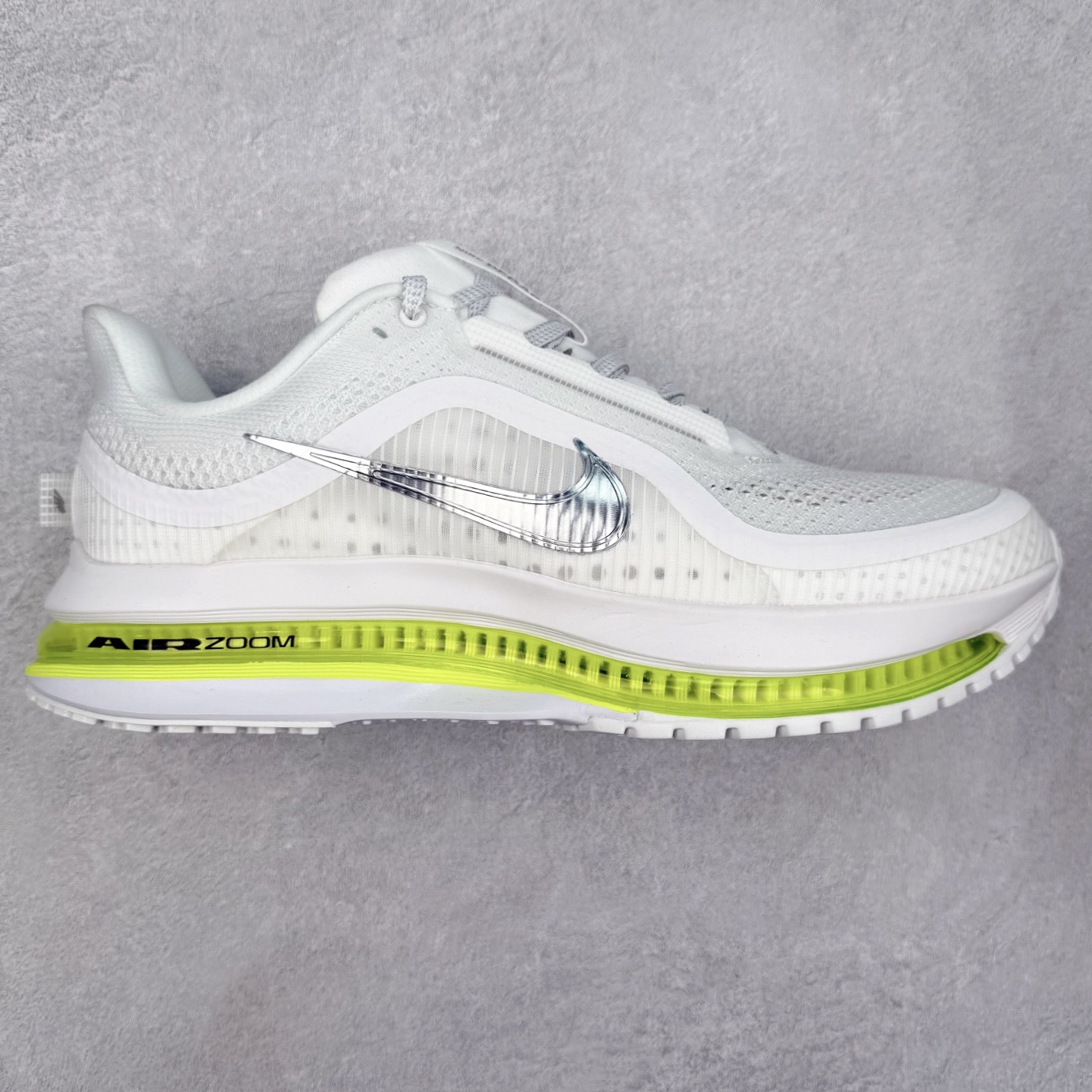 ＃纯原 NK Pegasus Premium 飞马全掌气垫跑步运动鞋 HQ2592-100 气垫的究极进化 NIKE 2025S 新王炸 • 在特有Air科技加持下，耐克带来全新Pegasus Premium。这款跑鞋在传承耐克飞马（Pegasus）系列标志性的缓震功能的同时，将首次搭载耐克的塑型可视化Air Zoom气垫单元。• 塑型Air Zoom气垫单元贴合脚部的自然轮廓，帮助跑者在从后跟到脚趾的过渡中能够有效传递力量，带来一种前所未有的轻盈、顺畅回馈体验。中底采用ZoomX泡绵，后跟则使用ReactX泡绵，为跑者提供稳定流畅的推进感。• 塑型可视化Air Zoom气垫单元和精心配置的泡绵组合，让Pegasus Premium成为耐克飞马系列中颇具能量回馈的鞋款。• 全新Pegasus Premium不仅展示了耐克势头强劲的创新周期，证明了其特有的Air科技的强大实力，更体现了耐克倾听和服务运动员的能力。尺码：36 36.5 37.5 38 38.5 39 40 40.5 41 42 42.5 43 44 44.5 45-选品中心