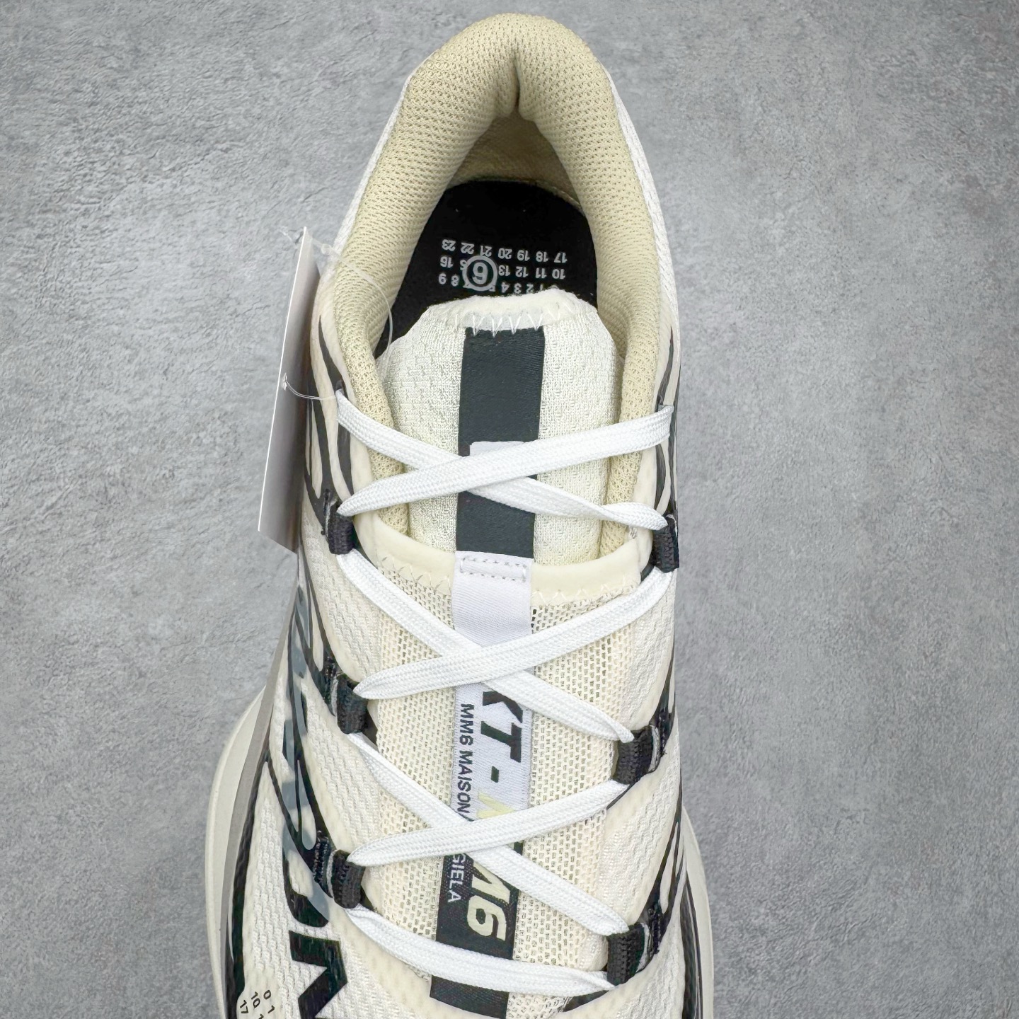 图片[5]-＃GX/绿X MM6 Maison Margiela x SALOMON XT-6 萨洛蒙联名系列低帮城市越野机能透气休闲运动鞋 鞋舌处附有迷你网眼袋收纳鞋绳以及下方的多色 Logo 标签 接着搭载奶油色 ACS 技术中底以及金色 TPU 塑料部件提升鞋款耐用性 中底与鞋面之间饰有海蓝色条状细节有效增添鞋款层次 最后应用黑色 Contragrip Chevron 外底完成鞋款设计 这次配色颇为高调 两款配色均以绚丽的渐变设计呈现 一款以粉紫渐变主打 另一款以黄绿渐变呈现 视觉效果相当吸睛 鞋面的使用玻璃纤维覆盖物加固 并通过细绳扣系带系统进行锁定 Salomon 的品牌logo 出现在脚后跟和前掌部位 中底虽然偏薄 但非常耐用 与模压塑料ACS 框架以及致密AC2 Muscle 鞋底单元结合 能够提供出色的支撑力和缓冲性 尺码：36 36.5 37.5 38 38.5 39 40 40.5 41 42 42.5 43 44 44.5 45 46.5-选品中心