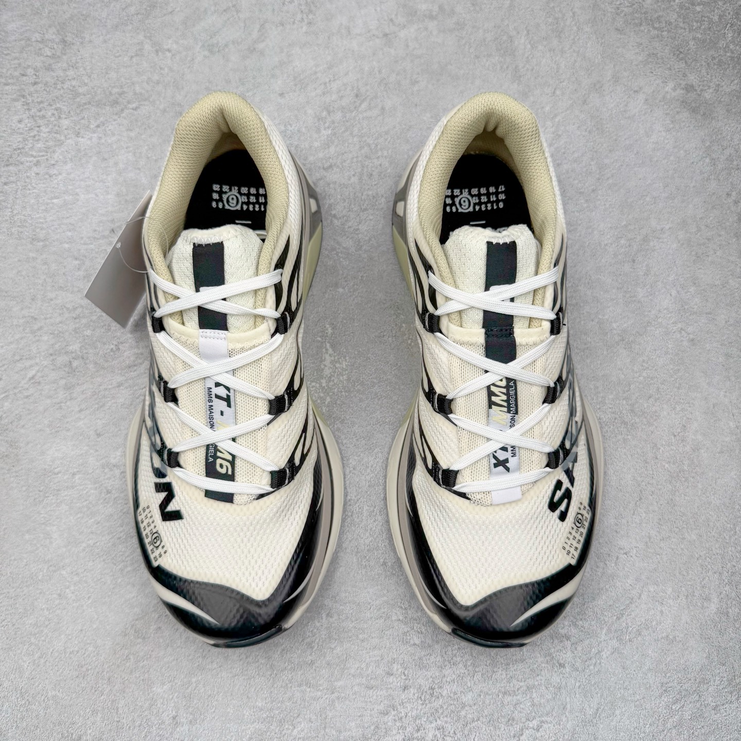图片[2]-＃GX/绿X MM6 Maison Margiela x SALOMON XT-6 萨洛蒙联名系列低帮城市越野机能透气休闲运动鞋 鞋舌处附有迷你网眼袋收纳鞋绳以及下方的多色 Logo 标签 接着搭载奶油色 ACS 技术中底以及金色 TPU 塑料部件提升鞋款耐用性 中底与鞋面之间饰有海蓝色条状细节有效增添鞋款层次 最后应用黑色 Contragrip Chevron 外底完成鞋款设计 这次配色颇为高调 两款配色均以绚丽的渐变设计呈现 一款以粉紫渐变主打 另一款以黄绿渐变呈现 视觉效果相当吸睛 鞋面的使用玻璃纤维覆盖物加固 并通过细绳扣系带系统进行锁定 Salomon 的品牌logo 出现在脚后跟和前掌部位 中底虽然偏薄 但非常耐用 与模压塑料ACS 框架以及致密AC2 Muscle 鞋底单元结合 能够提供出色的支撑力和缓冲性 尺码：36 36.5 37.5 38 38.5 39 40 40.5 41 42 42.5 43 44 44.5 45 46.5-选品中心