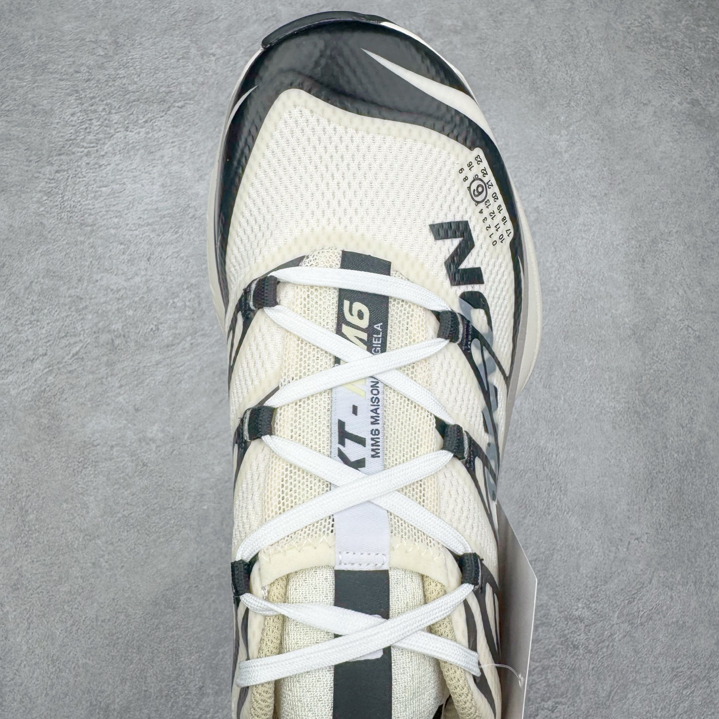 图片[4]-＃GX/绿X MM6 Maison Margiela x SALOMON XT-6 萨洛蒙联名系列低帮城市越野机能透气休闲运动鞋 鞋舌处附有迷你网眼袋收纳鞋绳以及下方的多色 Logo 标签 接着搭载奶油色 ACS 技术中底以及金色 TPU 塑料部件提升鞋款耐用性 中底与鞋面之间饰有海蓝色条状细节有效增添鞋款层次 最后应用黑色 Contragrip Chevron 外底完成鞋款设计 这次配色颇为高调 两款配色均以绚丽的渐变设计呈现 一款以粉紫渐变主打 另一款以黄绿渐变呈现 视觉效果相当吸睛 鞋面的使用玻璃纤维覆盖物加固 并通过细绳扣系带系统进行锁定 Salomon 的品牌logo 出现在脚后跟和前掌部位 中底虽然偏薄 但非常耐用 与模压塑料ACS 框架以及致密AC2 Muscle 鞋底单元结合 能够提供出色的支撑力和缓冲性 尺码：36 36.5 37.5 38 38.5 39 40 40.5 41 42 42.5 43 44 44.5 45 46.5-选品中心