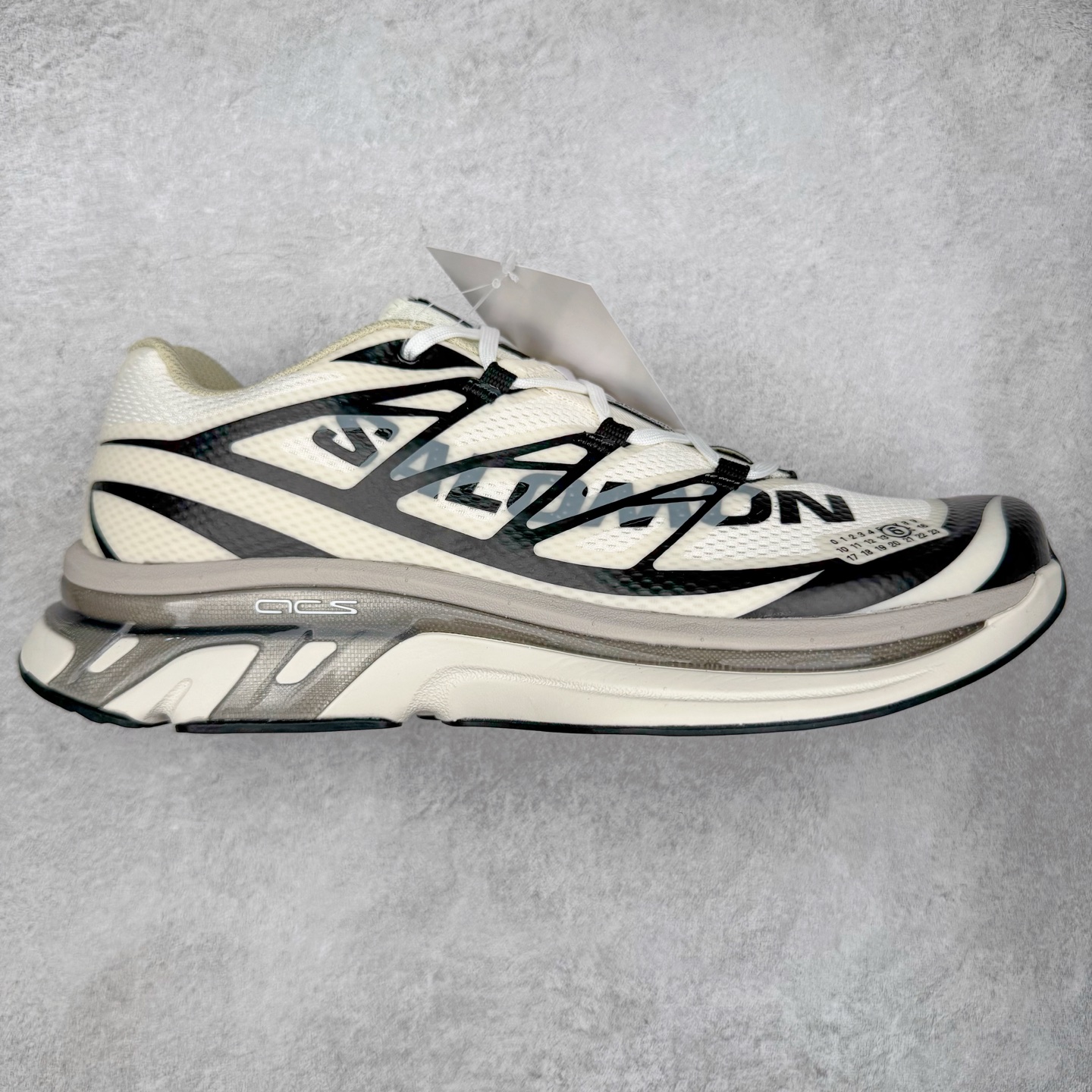 ＃GX/绿X MM6 Maison Margiela x SALOMON XT-6 萨洛蒙联名系列低帮城市越野机能透气休闲运动鞋 鞋舌处附有迷你网眼袋收纳鞋绳以及下方的多色 Logo 标签 接着搭载奶油色 ACS 技术中底以及金色 TPU 塑料部件提升鞋款耐用性 中底与鞋面之间饰有海蓝色条状细节有效增添鞋款层次 最后应用黑色 Contragrip Chevron 外底完成鞋款设计 这次配色颇为高调 两款配色均以绚丽的渐变设计呈现 一款以粉紫渐变主打 另一款以黄绿渐变呈现 视觉效果相当吸睛 鞋面的使用玻璃纤维覆盖物加固 并通过细绳扣系带系统进行锁定 Salomon 的品牌logo 出现在脚后跟和前掌部位 中底虽然偏薄 但非常耐用 与模压塑料ACS 框架以及致密AC2 Muscle 鞋底单元结合 能够提供出色的支撑力和缓冲性 尺码：36 36.5 37.5 38 38.5 39 40 40.5 41 42 42.5 43 44 44.5 45 46.5-选品中心