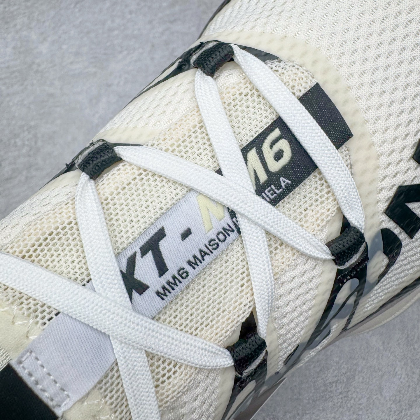 图片[13]-＃GX/绿X MM6 Maison Margiela x SALOMON XT-6 萨洛蒙联名系列低帮城市越野机能透气休闲运动鞋 鞋舌处附有迷你网眼袋收纳鞋绳以及下方的多色 Logo 标签 接着搭载奶油色 ACS 技术中底以及金色 TPU 塑料部件提升鞋款耐用性 中底与鞋面之间饰有海蓝色条状细节有效增添鞋款层次 最后应用黑色 Contragrip Chevron 外底完成鞋款设计 这次配色颇为高调 两款配色均以绚丽的渐变设计呈现 一款以粉紫渐变主打 另一款以黄绿渐变呈现 视觉效果相当吸睛 鞋面的使用玻璃纤维覆盖物加固 并通过细绳扣系带系统进行锁定 Salomon 的品牌logo 出现在脚后跟和前掌部位 中底虽然偏薄 但非常耐用 与模压塑料ACS 框架以及致密AC2 Muscle 鞋底单元结合 能够提供出色的支撑力和缓冲性 尺码：36 36.5 37.5 38 38.5 39 40 40.5 41 42 42.5 43 44 44.5 45 46.5-选品中心