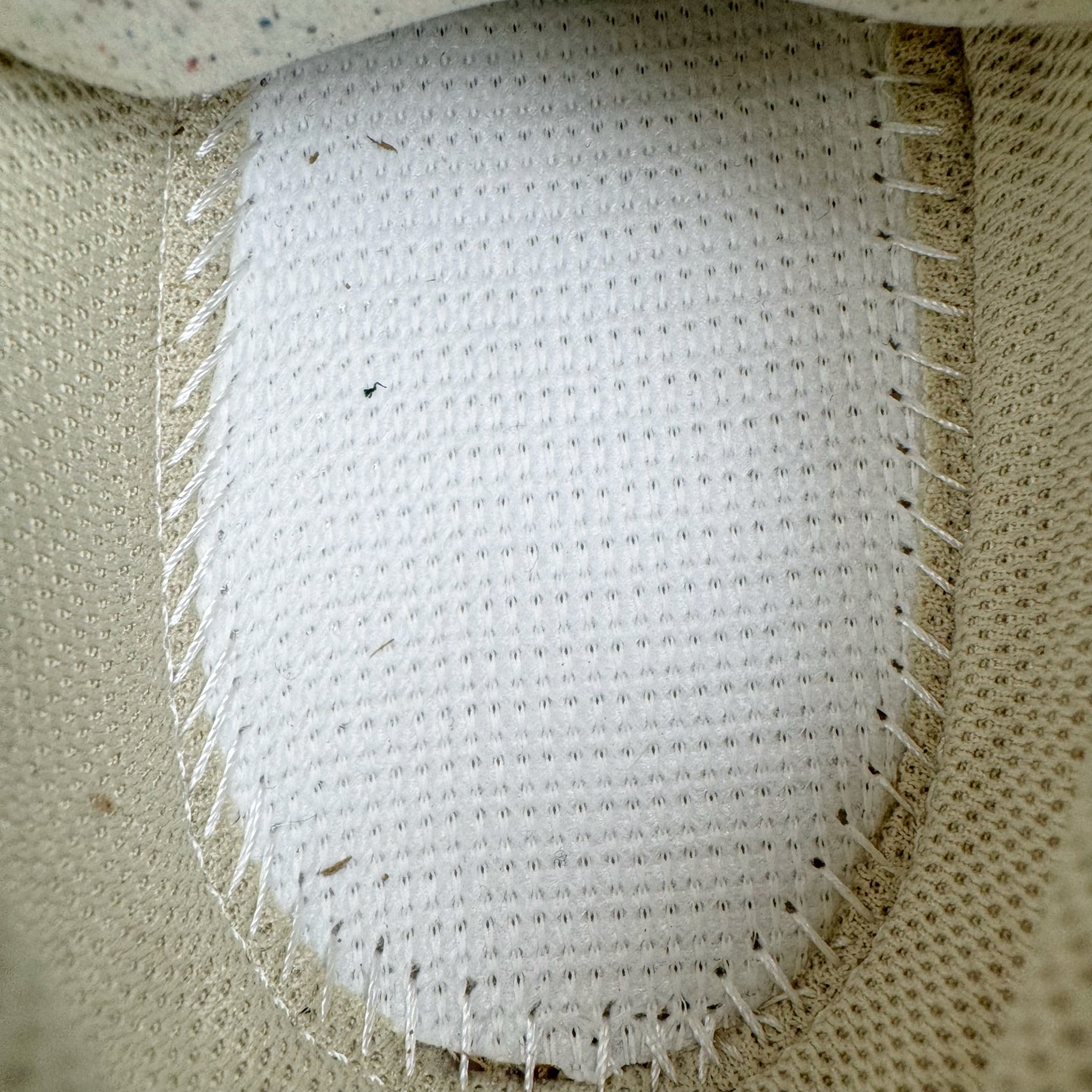 图片[10]-＃GX/绿X MM6 Maison Margiela x SALOMON XT-6 萨洛蒙联名系列低帮城市越野机能透气休闲运动鞋 鞋舌处附有迷你网眼袋收纳鞋绳以及下方的多色 Logo 标签 接着搭载奶油色 ACS 技术中底以及金色 TPU 塑料部件提升鞋款耐用性 中底与鞋面之间饰有海蓝色条状细节有效增添鞋款层次 最后应用黑色 Contragrip Chevron 外底完成鞋款设计 这次配色颇为高调 两款配色均以绚丽的渐变设计呈现 一款以粉紫渐变主打 另一款以黄绿渐变呈现 视觉效果相当吸睛 鞋面的使用玻璃纤维覆盖物加固 并通过细绳扣系带系统进行锁定 Salomon 的品牌logo 出现在脚后跟和前掌部位 中底虽然偏薄 但非常耐用 与模压塑料ACS 框架以及致密AC2 Muscle 鞋底单元结合 能够提供出色的支撑力和缓冲性 尺码：36 36.5 37.5 38 38.5 39 40 40.5 41 42 42.5 43 44 44.5 45 46.5-选品中心