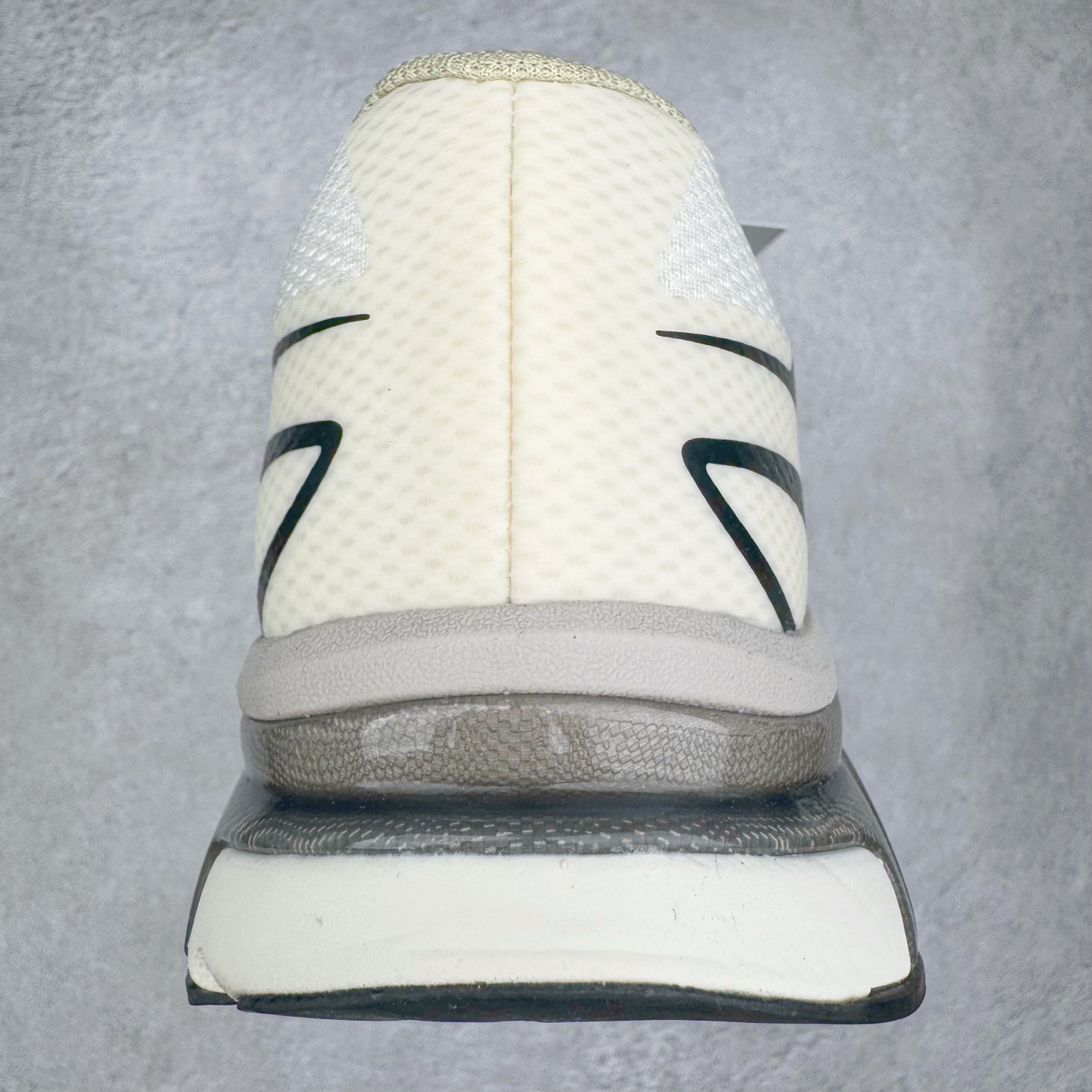 图片[8]-＃GX/绿X MM6 Maison Margiela x SALOMON XT-6 萨洛蒙联名系列低帮城市越野机能透气休闲运动鞋 鞋舌处附有迷你网眼袋收纳鞋绳以及下方的多色 Logo 标签 接着搭载奶油色 ACS 技术中底以及金色 TPU 塑料部件提升鞋款耐用性 中底与鞋面之间饰有海蓝色条状细节有效增添鞋款层次 最后应用黑色 Contragrip Chevron 外底完成鞋款设计 这次配色颇为高调 两款配色均以绚丽的渐变设计呈现 一款以粉紫渐变主打 另一款以黄绿渐变呈现 视觉效果相当吸睛 鞋面的使用玻璃纤维覆盖物加固 并通过细绳扣系带系统进行锁定 Salomon 的品牌logo 出现在脚后跟和前掌部位 中底虽然偏薄 但非常耐用 与模压塑料ACS 框架以及致密AC2 Muscle 鞋底单元结合 能够提供出色的支撑力和缓冲性 尺码：36 36.5 37.5 38 38.5 39 40 40.5 41 42 42.5 43 44 44.5 45 46.5-选品中心