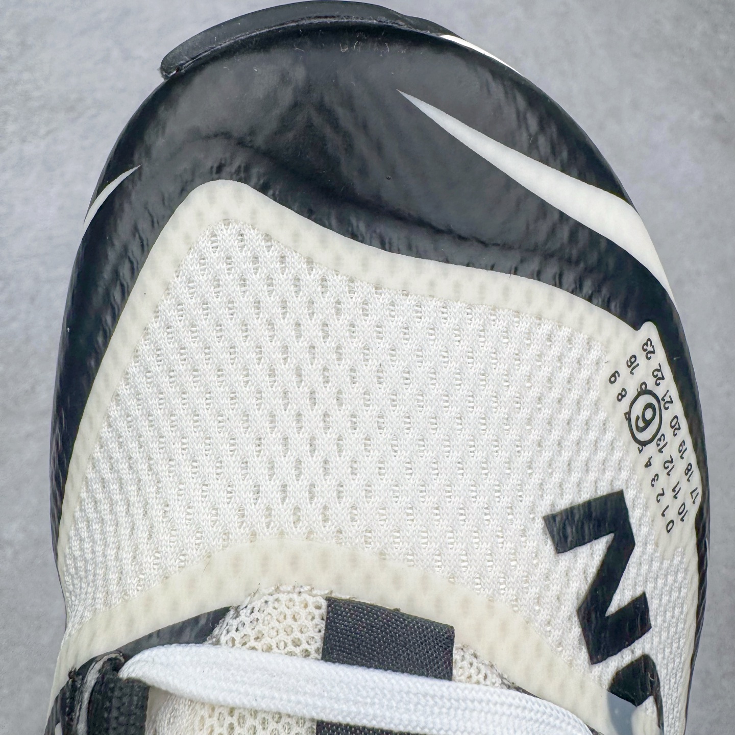 图片[15]-＃GX/绿X MM6 Maison Margiela x SALOMON XT-6 萨洛蒙联名系列低帮城市越野机能透气休闲运动鞋 鞋舌处附有迷你网眼袋收纳鞋绳以及下方的多色 Logo 标签 接着搭载奶油色 ACS 技术中底以及金色 TPU 塑料部件提升鞋款耐用性 中底与鞋面之间饰有海蓝色条状细节有效增添鞋款层次 最后应用黑色 Contragrip Chevron 外底完成鞋款设计 这次配色颇为高调 两款配色均以绚丽的渐变设计呈现 一款以粉紫渐变主打 另一款以黄绿渐变呈现 视觉效果相当吸睛 鞋面的使用玻璃纤维覆盖物加固 并通过细绳扣系带系统进行锁定 Salomon 的品牌logo 出现在脚后跟和前掌部位 中底虽然偏薄 但非常耐用 与模压塑料ACS 框架以及致密AC2 Muscle 鞋底单元结合 能够提供出色的支撑力和缓冲性 尺码：36 36.5 37.5 38 38.5 39 40 40.5 41 42 42.5 43 44 44.5 45 46.5-选品中心