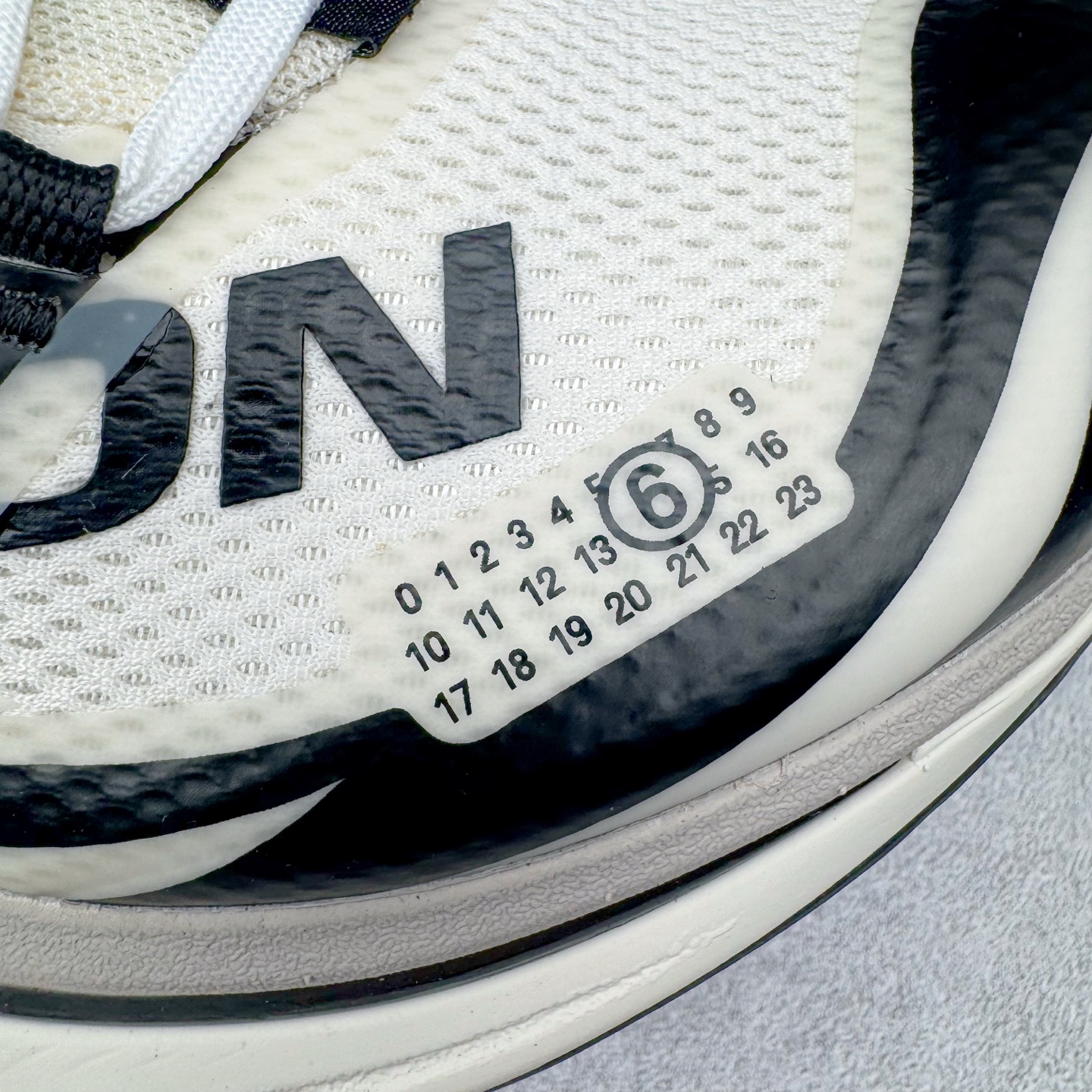 图片[17]-＃GX/绿X MM6 Maison Margiela x SALOMON XT-6 萨洛蒙联名系列低帮城市越野机能透气休闲运动鞋 鞋舌处附有迷你网眼袋收纳鞋绳以及下方的多色 Logo 标签 接着搭载奶油色 ACS 技术中底以及金色 TPU 塑料部件提升鞋款耐用性 中底与鞋面之间饰有海蓝色条状细节有效增添鞋款层次 最后应用黑色 Contragrip Chevron 外底完成鞋款设计 这次配色颇为高调 两款配色均以绚丽的渐变设计呈现 一款以粉紫渐变主打 另一款以黄绿渐变呈现 视觉效果相当吸睛 鞋面的使用玻璃纤维覆盖物加固 并通过细绳扣系带系统进行锁定 Salomon 的品牌logo 出现在脚后跟和前掌部位 中底虽然偏薄 但非常耐用 与模压塑料ACS 框架以及致密AC2 Muscle 鞋底单元结合 能够提供出色的支撑力和缓冲性 尺码：36 36.5 37.5 38 38.5 39 40 40.5 41 42 42.5 43 44 44.5 45 46.5-选品中心