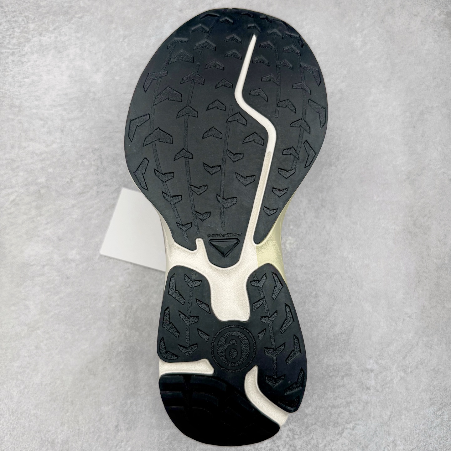 图片[9]-＃GX/绿X MM6 Maison Margiela x SALOMON XT-6 萨洛蒙联名系列低帮城市越野机能透气休闲运动鞋 鞋舌处附有迷你网眼袋收纳鞋绳以及下方的多色 Logo 标签 接着搭载奶油色 ACS 技术中底以及金色 TPU 塑料部件提升鞋款耐用性 中底与鞋面之间饰有海蓝色条状细节有效增添鞋款层次 最后应用黑色 Contragrip Chevron 外底完成鞋款设计 这次配色颇为高调 两款配色均以绚丽的渐变设计呈现 一款以粉紫渐变主打 另一款以黄绿渐变呈现 视觉效果相当吸睛 鞋面的使用玻璃纤维覆盖物加固 并通过细绳扣系带系统进行锁定 Salomon 的品牌logo 出现在脚后跟和前掌部位 中底虽然偏薄 但非常耐用 与模压塑料ACS 框架以及致密AC2 Muscle 鞋底单元结合 能够提供出色的支撑力和缓冲性 尺码：36 36.5 37.5 38 38.5 39 40 40.5 41 42 42.5 43 44 44.5 45 46.5-选品中心